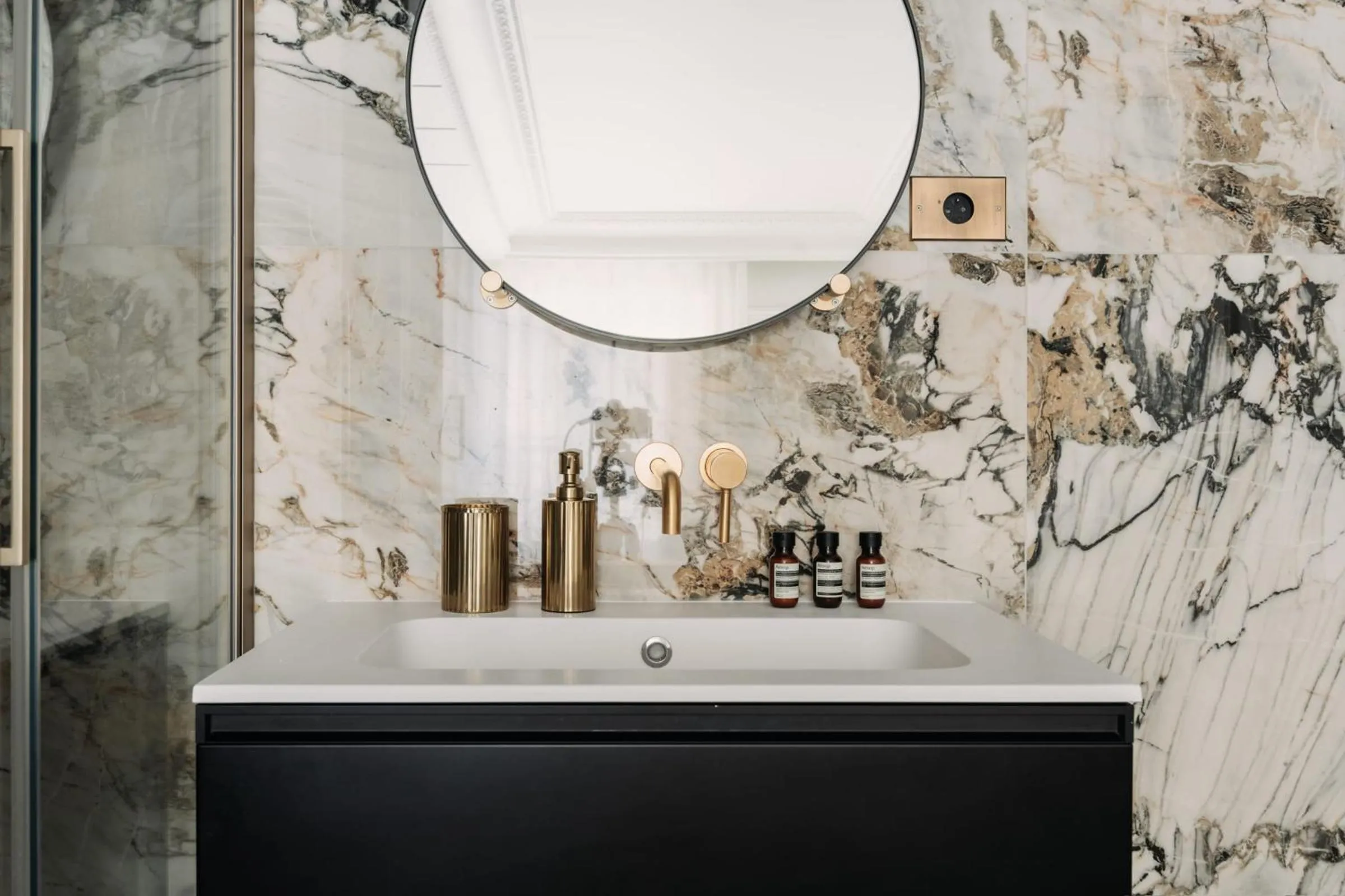 Toilet in HIGHSTAY - Luxury Serviced Apartments - Champs-Elysées