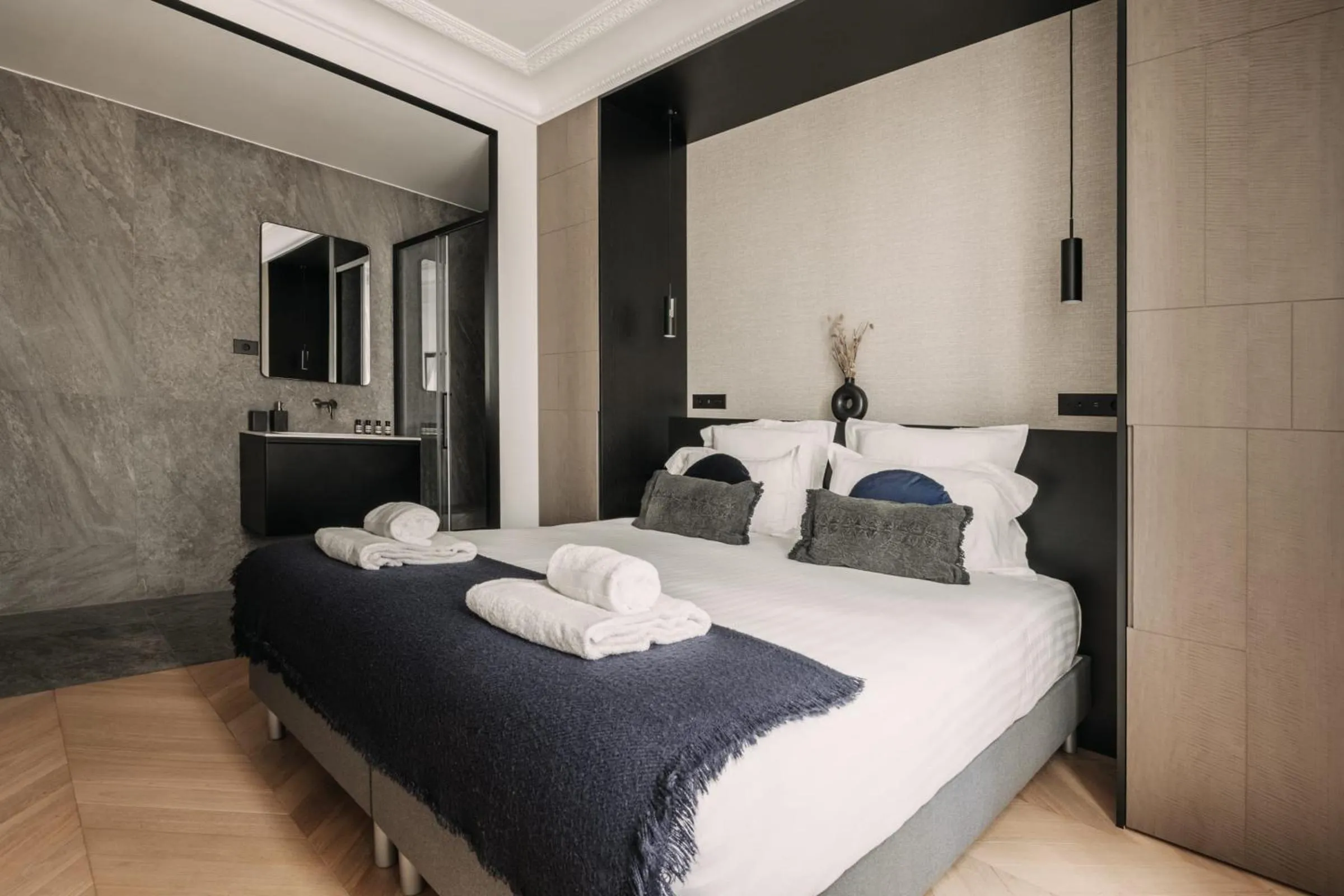 Bedroom, Bed in HIGHSTAY - Luxury Serviced Apartments - Champs-Elysées