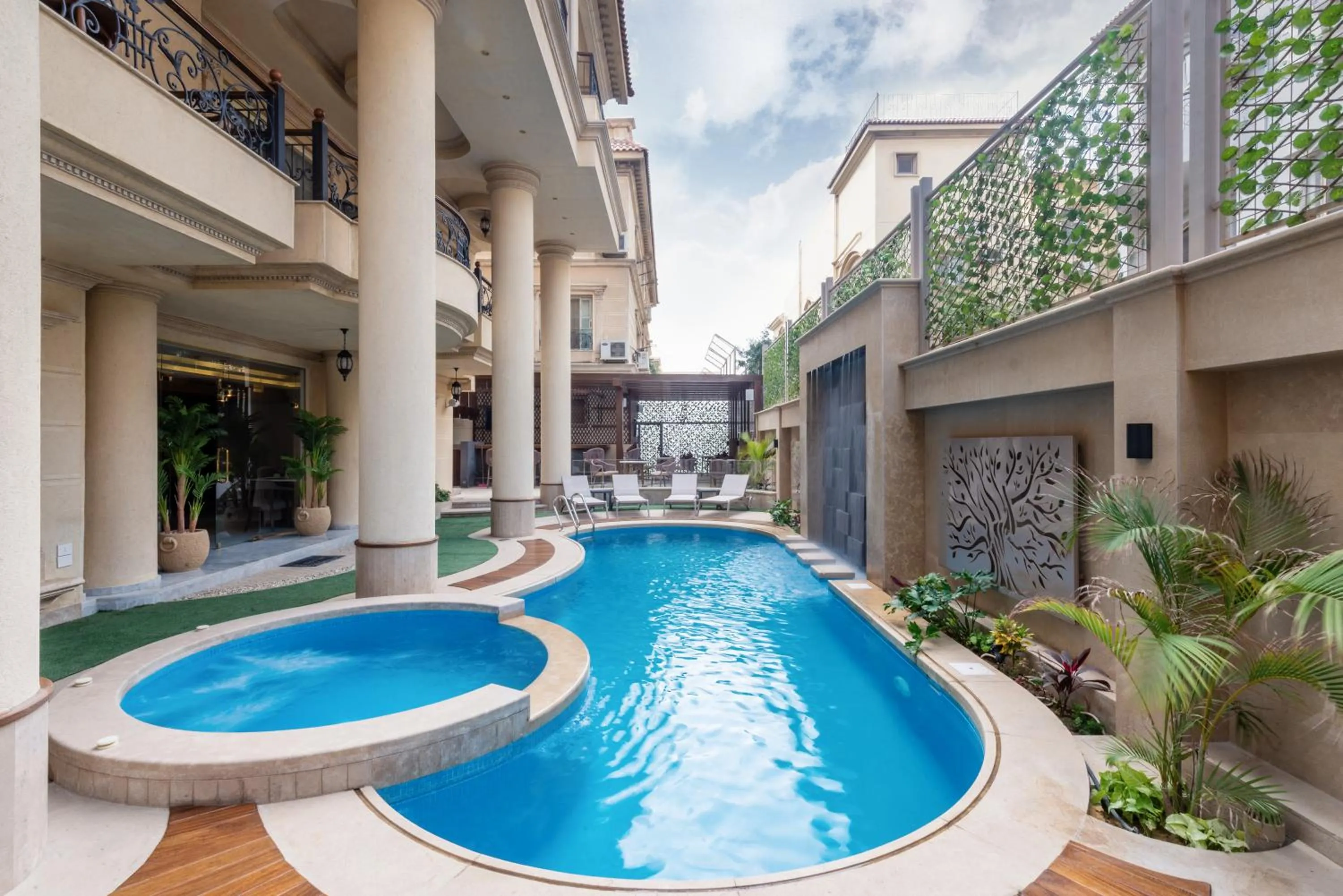 Swimming pool in Maran Residence