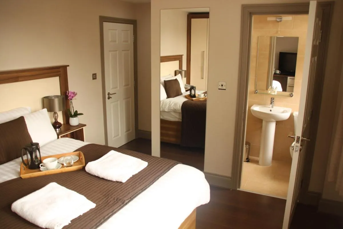 Shower, Bed in Base Serviced Apartments - Sir Thomas Street