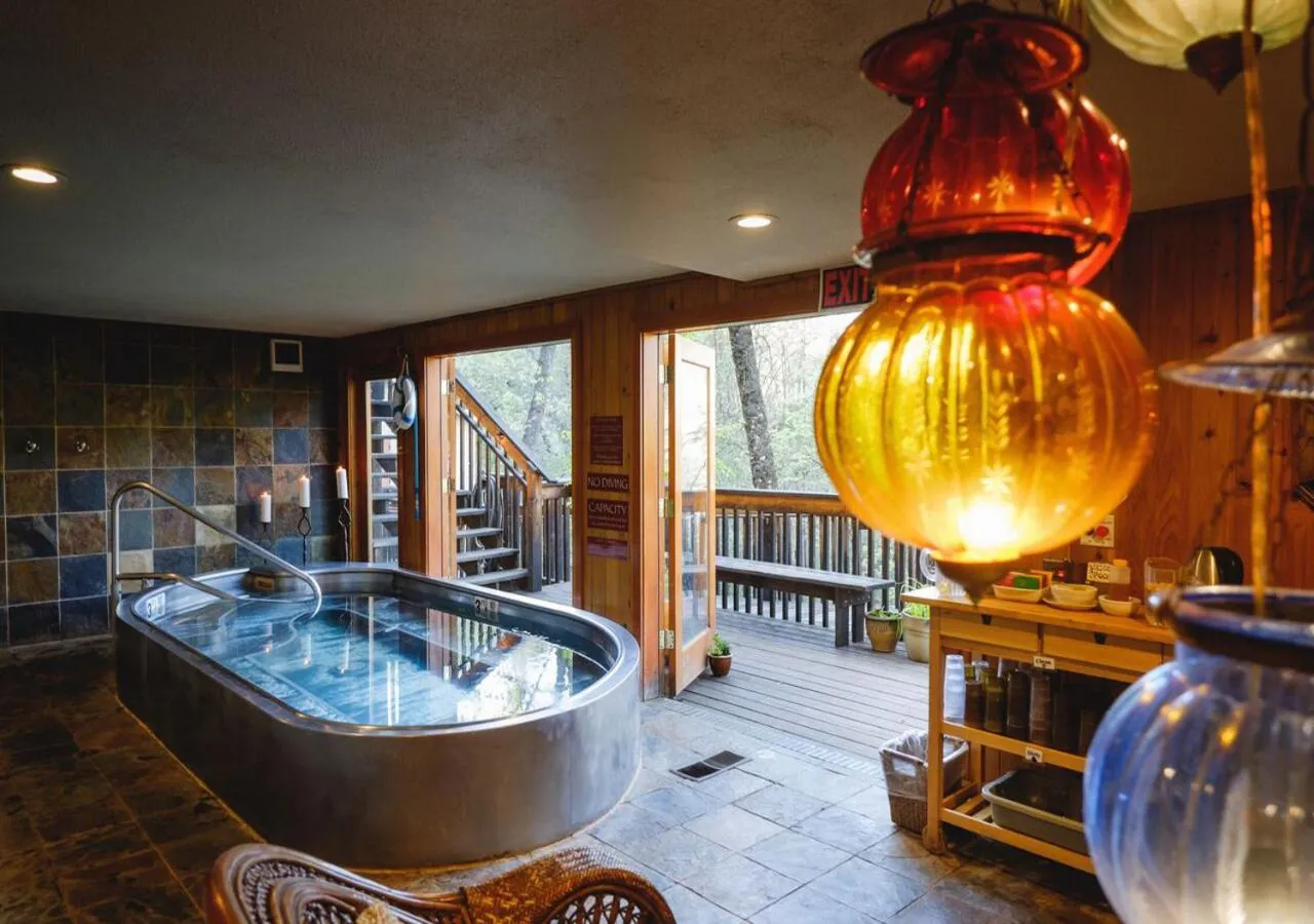 Hot Tub in Yosemite Bug Rustic Mountain Resort