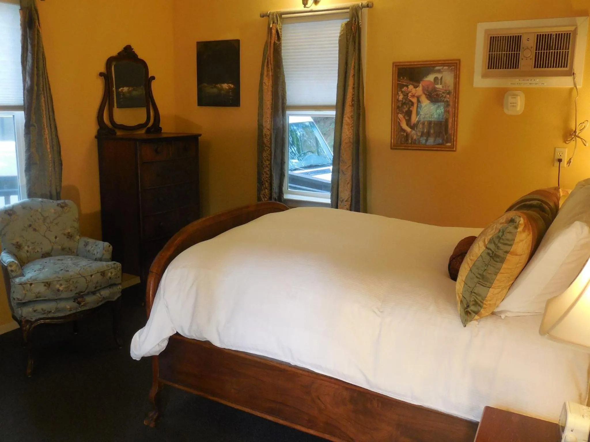 Bed in Yosemite Bug Rustic Mountain Resort