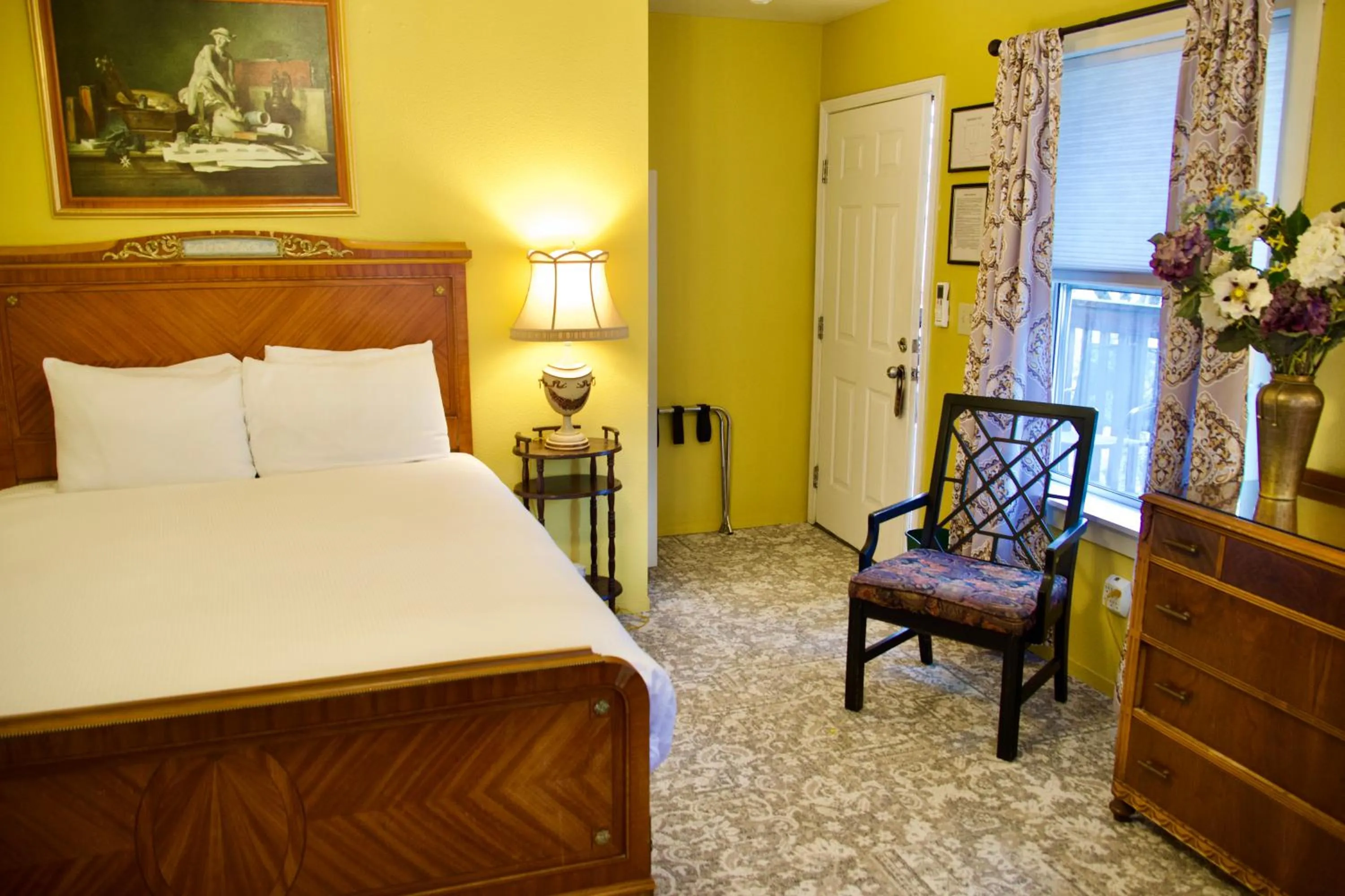 Bed in Yosemite Bug Rustic Mountain Resort