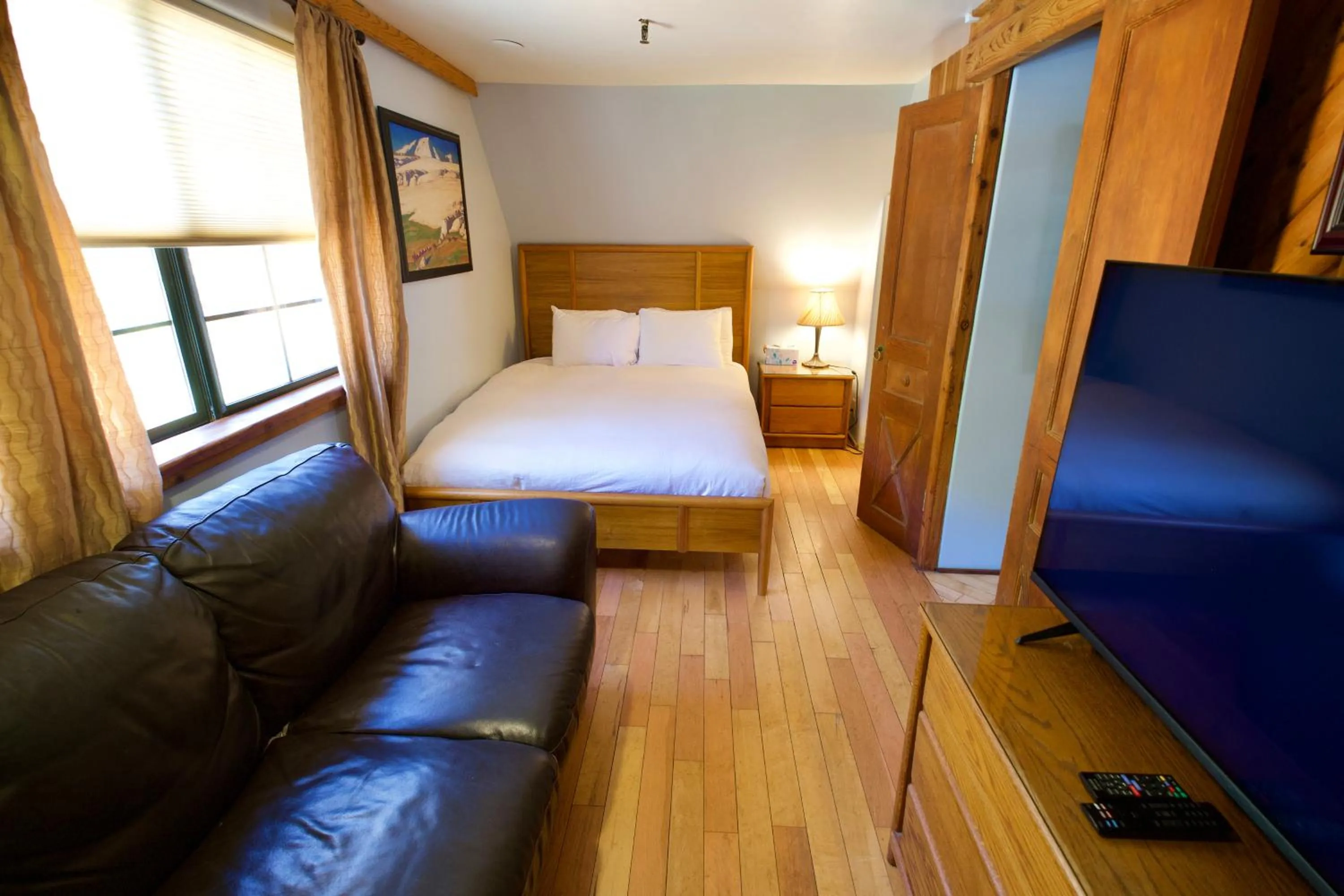 Bed in Yosemite Bug Rustic Mountain Resort