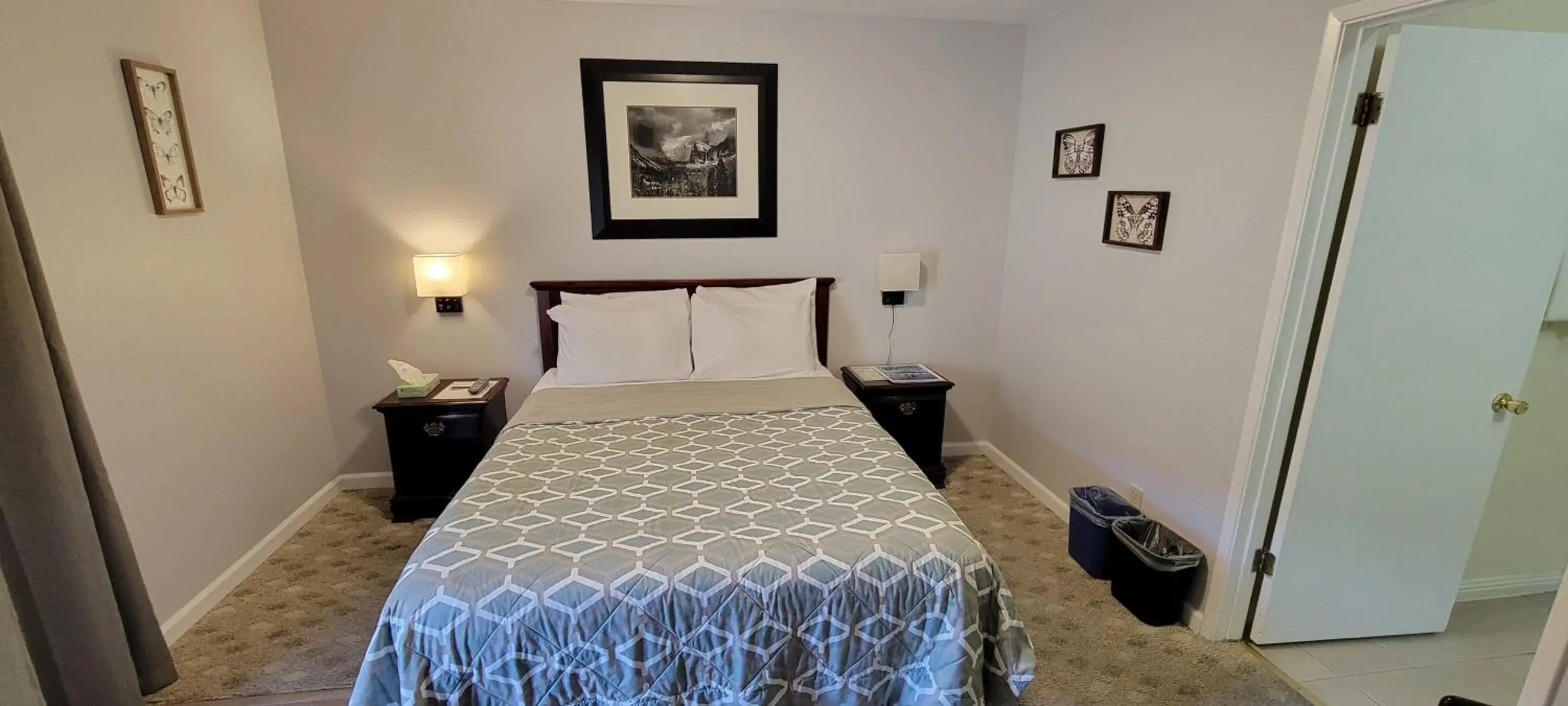 Queen Room with Balcony in 5th Street Inn Queen Room with Balcony in 5th Street Inn