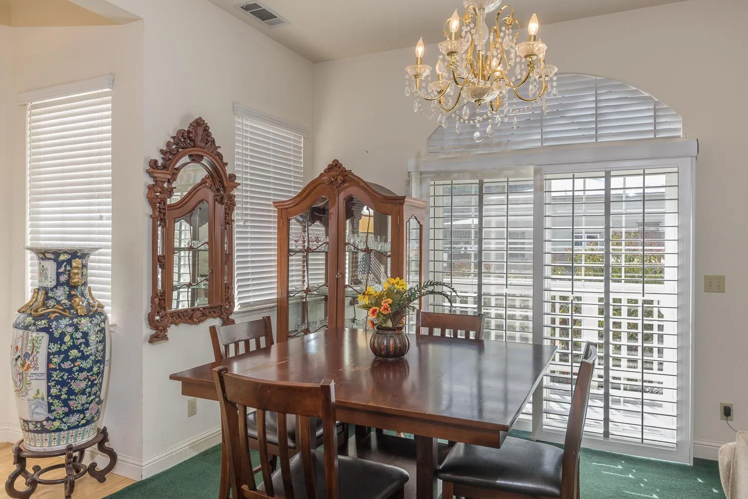 Dining area in 5th Street Inn
