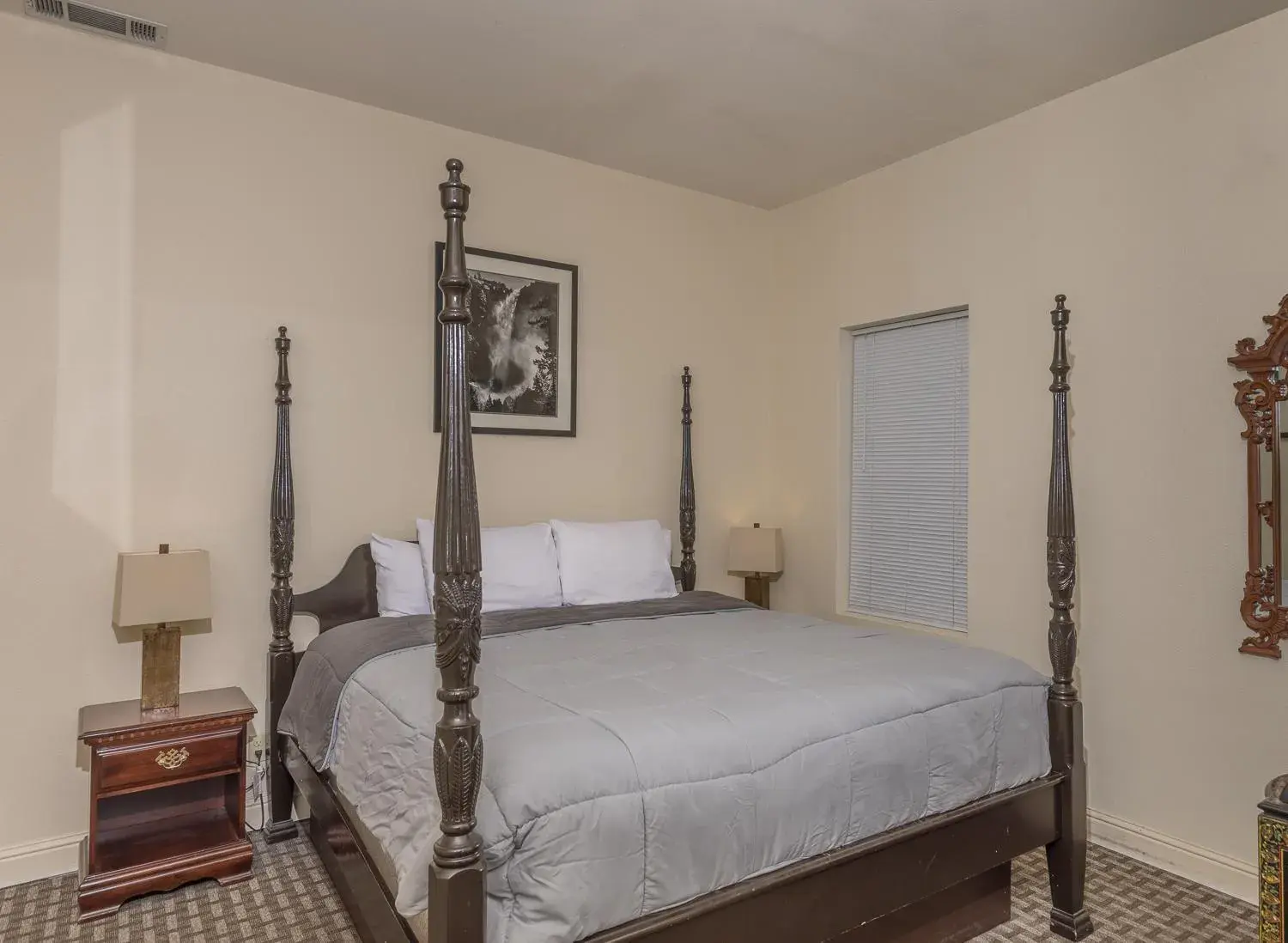 Standard King Room in 5th Street Inn Standard King Room in 5th Street Inn