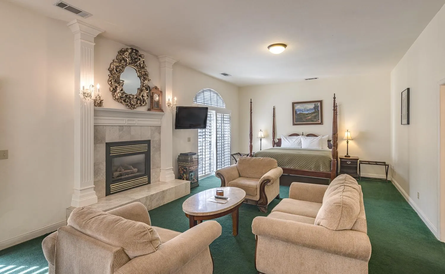 TV and multimedia in 5th Street Inn