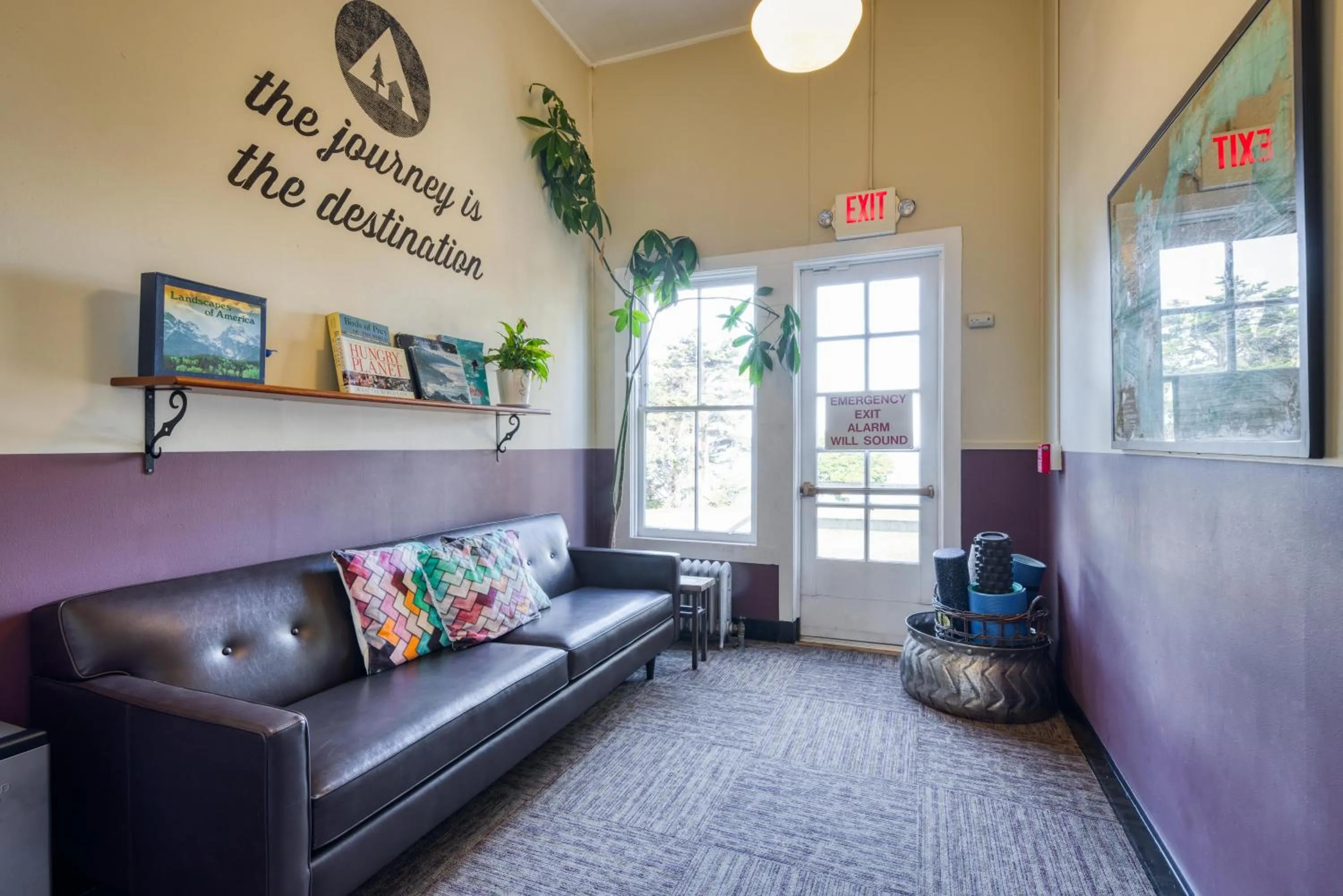 Communal lounge/ TV room in HI San Francisco Fisherman's Wharf Hostel