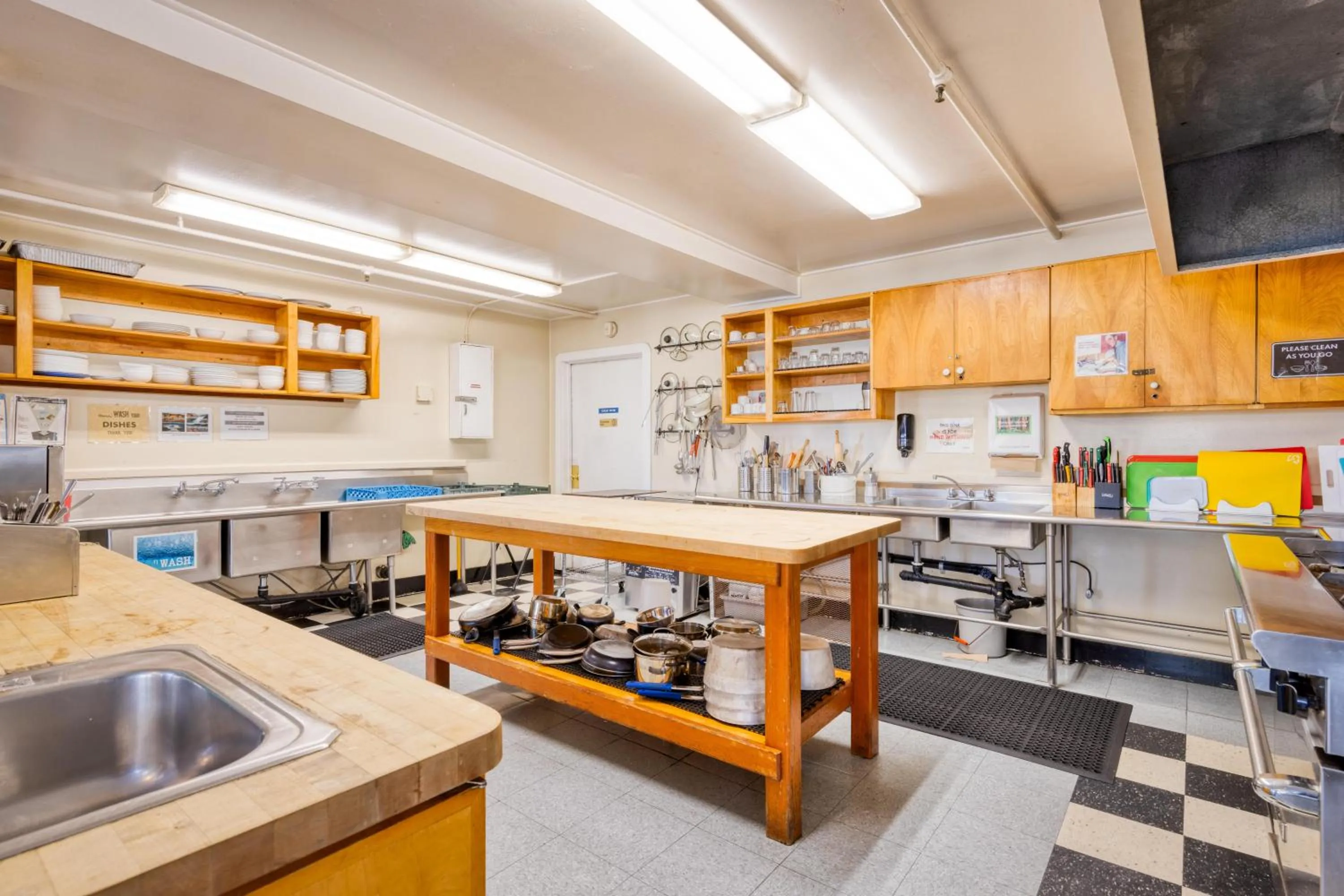 Kitchen or kitchenette in HI San Francisco Fisherman's Wharf Hostel