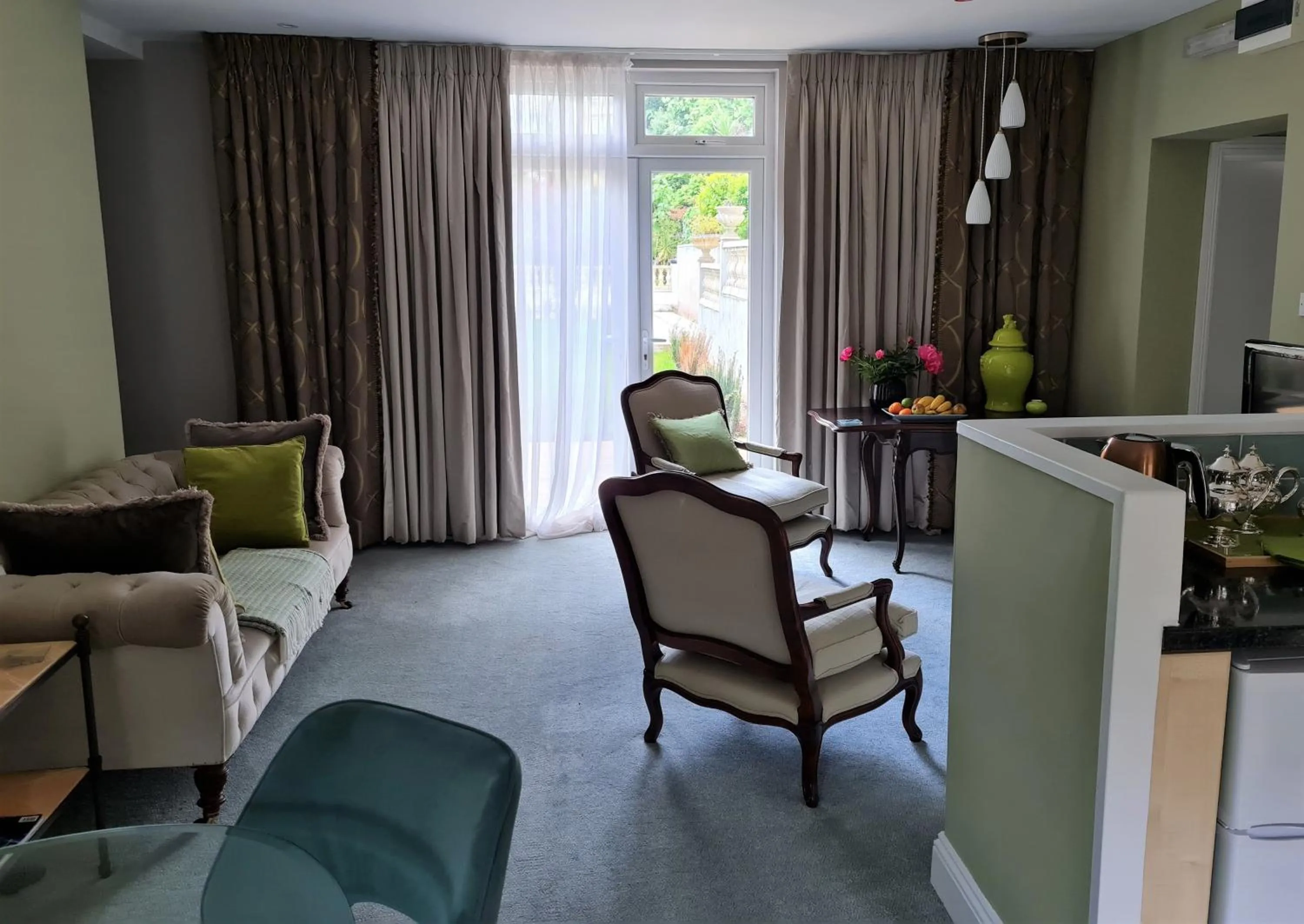 TV and multimedia in Palm Grove Apartments