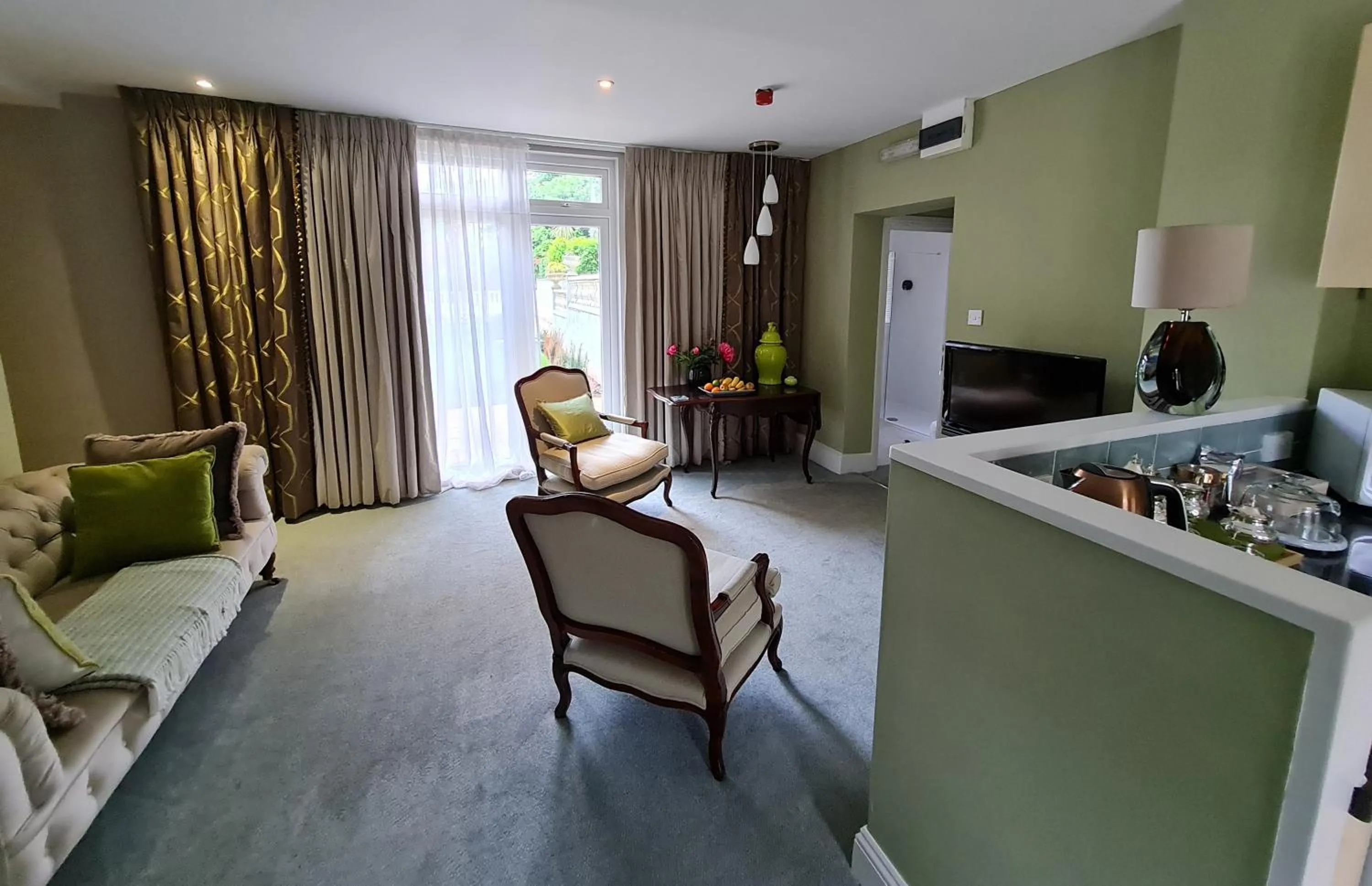 TV and multimedia in Palm Grove Apartments