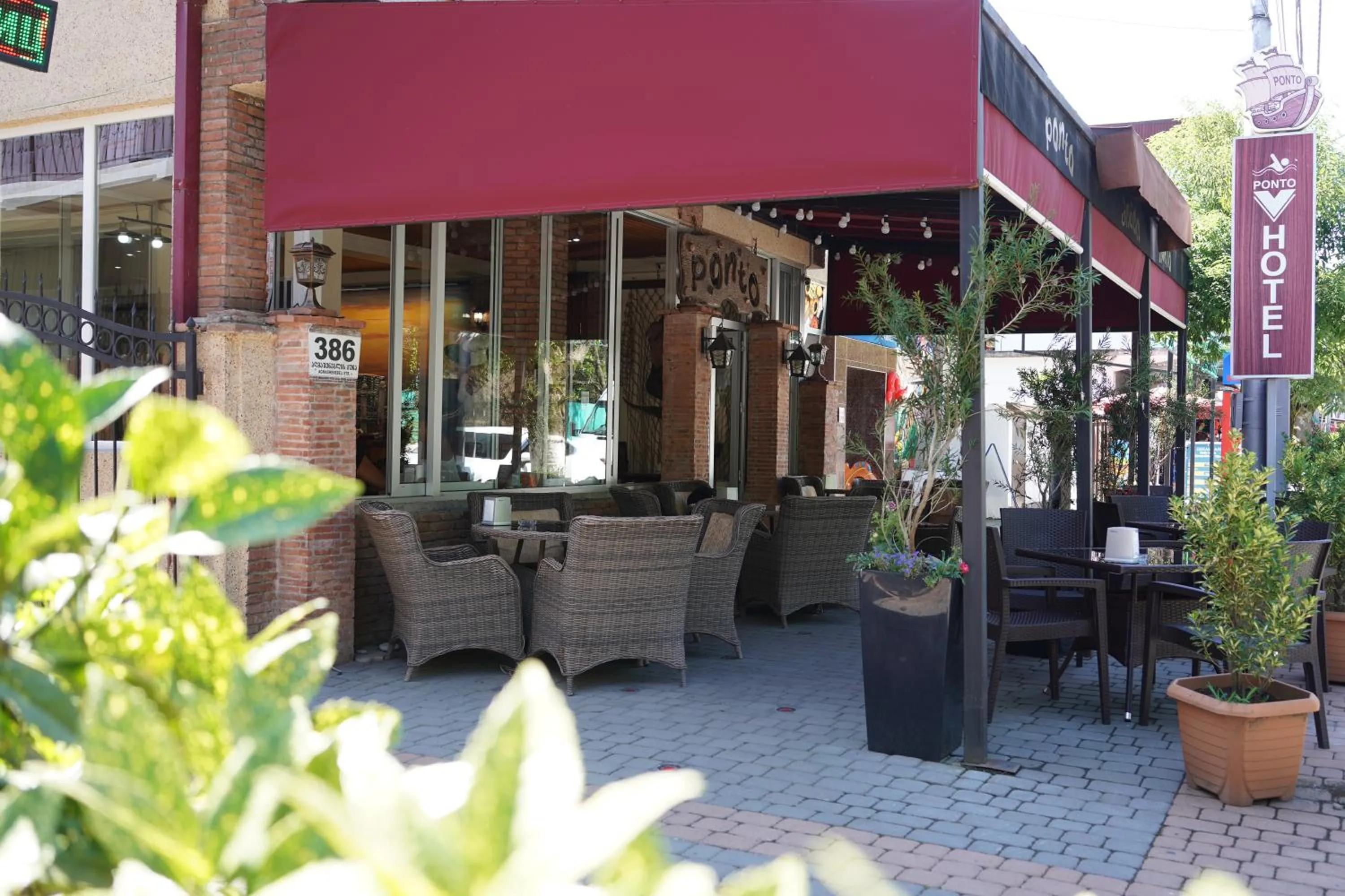 Restaurant/places to eat in Ponto Hotel