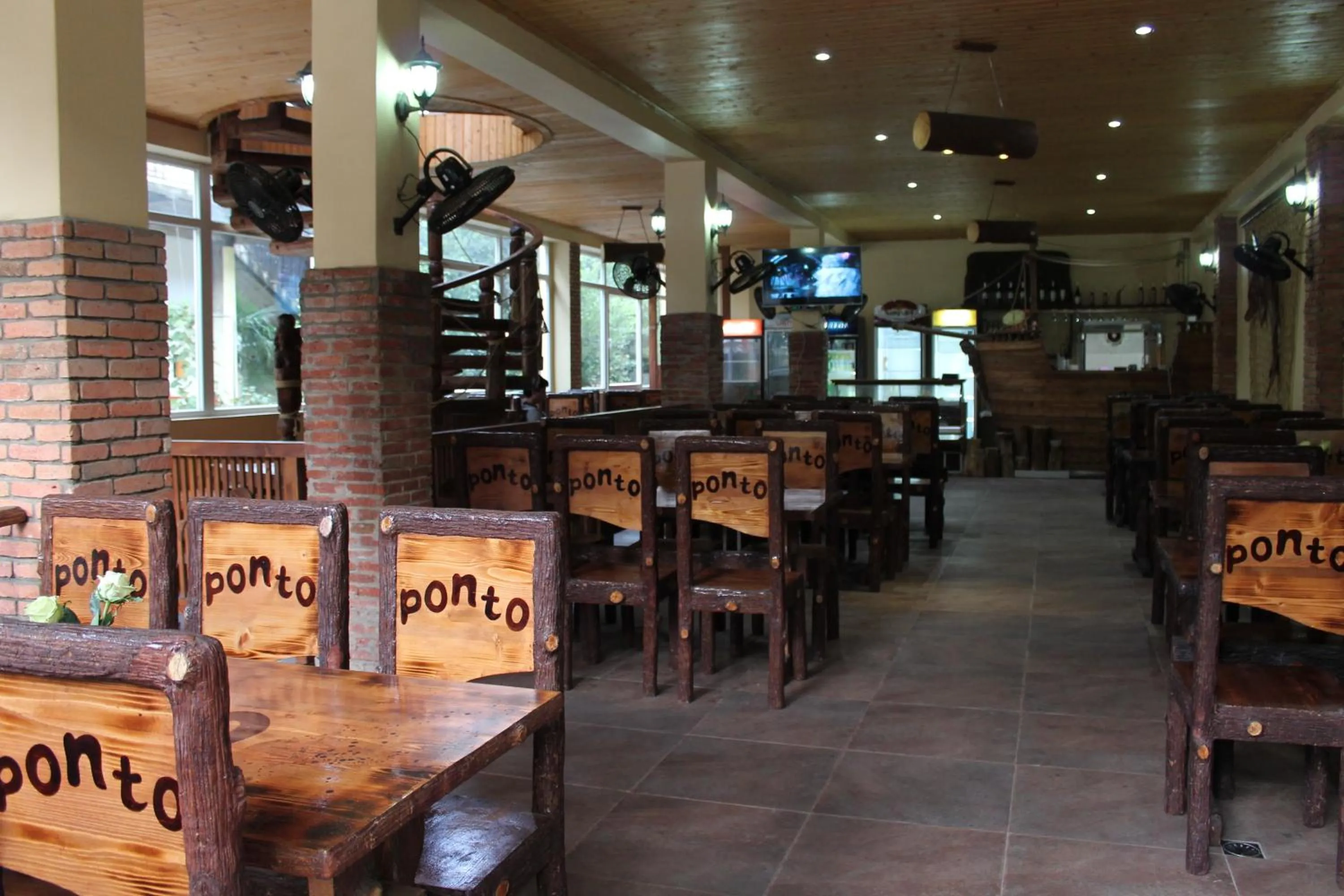 Restaurant/places to eat in Ponto Hotel