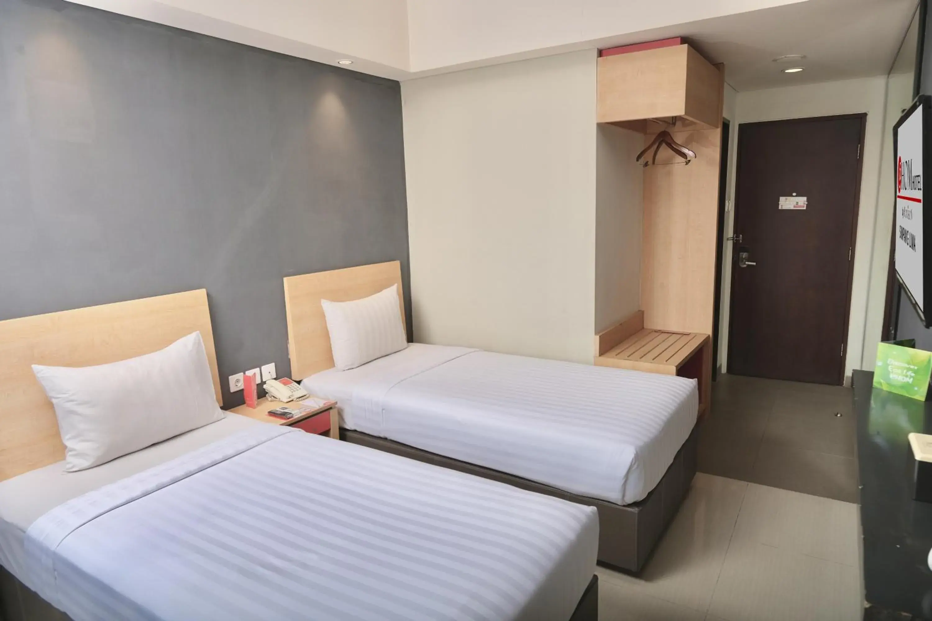 Superior Twin Room in @Hom Semarang Simpang Lima Superior Twin Room in @Hom Semarang Simpang Lima