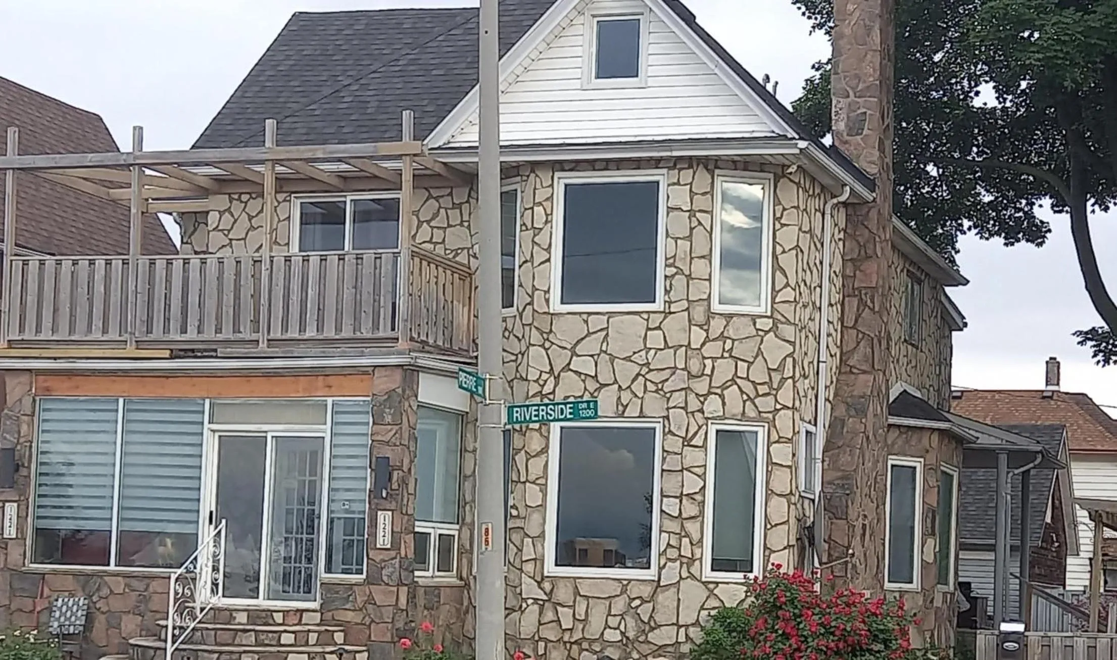 Property building in Waterfront Home Windsor ,On, Ca