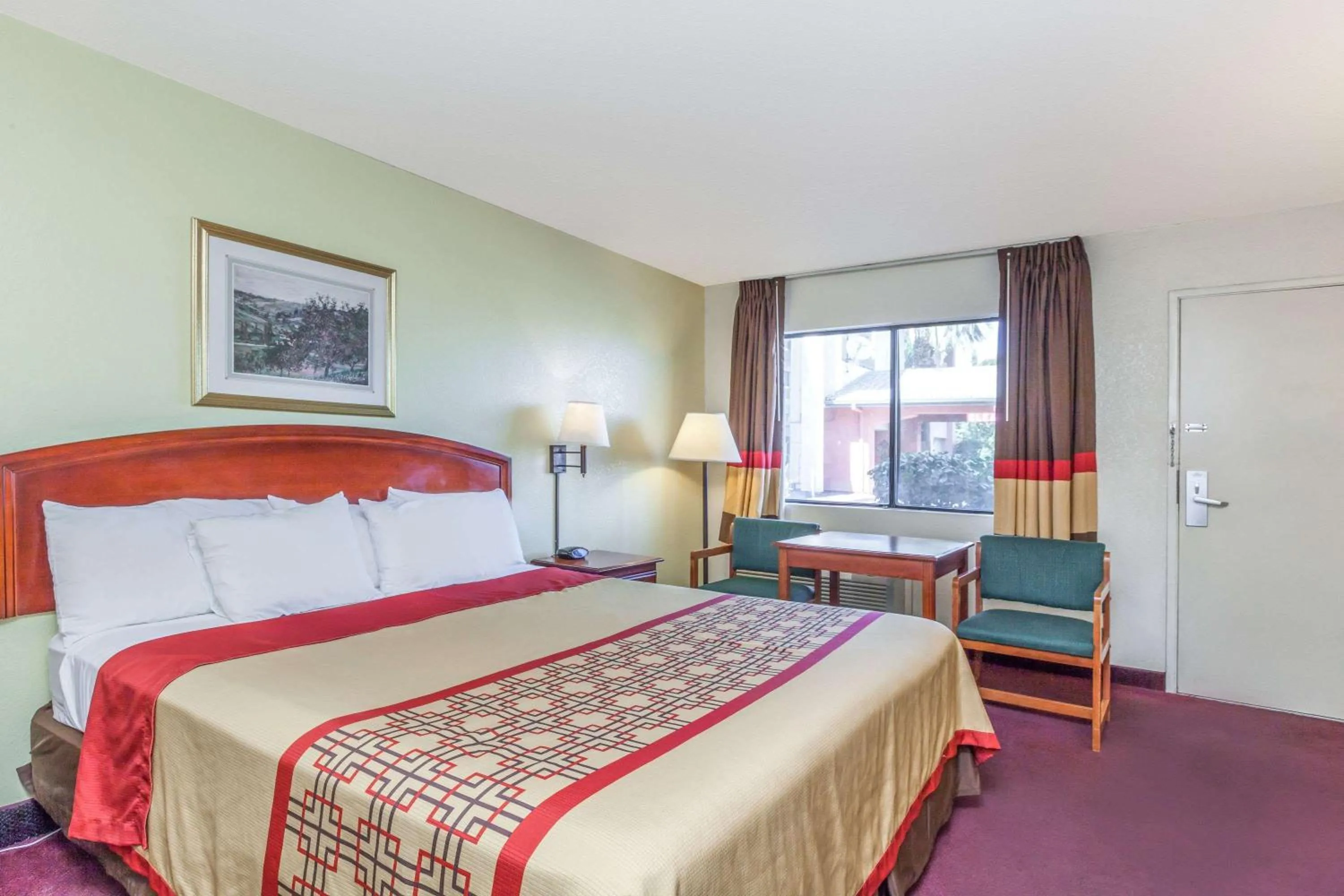 Photo of the whole room, Bed in Super 8 by Wyndham Bakersfield/Central