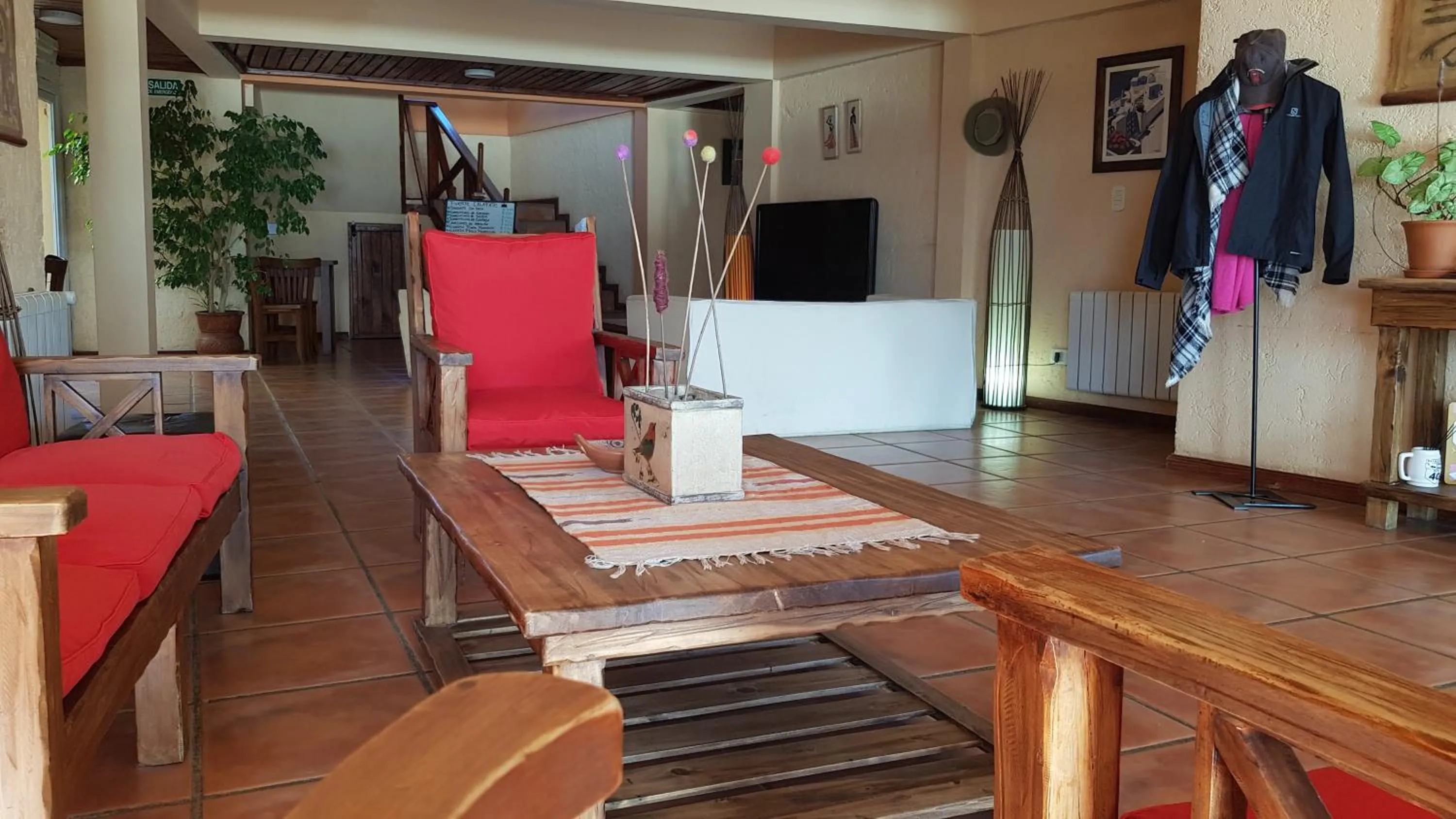 Communal lounge/ TV room in Fuerte Calafate Hotel Panorámico