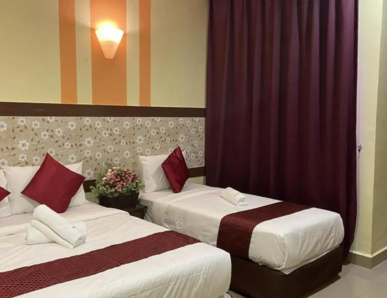 Triple Room in Sun Inns Hotel Meru Raya Triple Room in Sun Inns Hotel Meru Raya