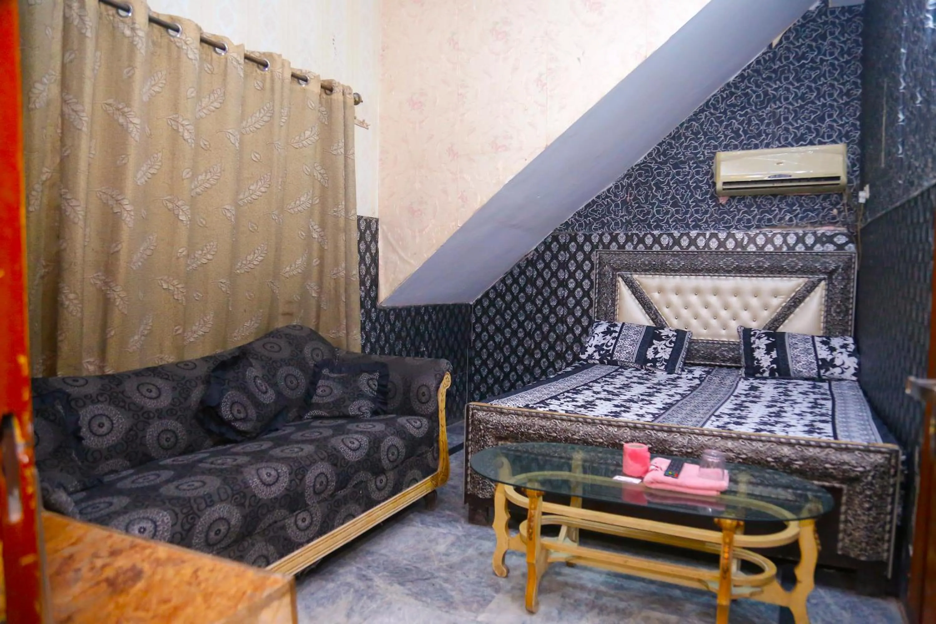 Deluxe Single Room in New Taj Hotel