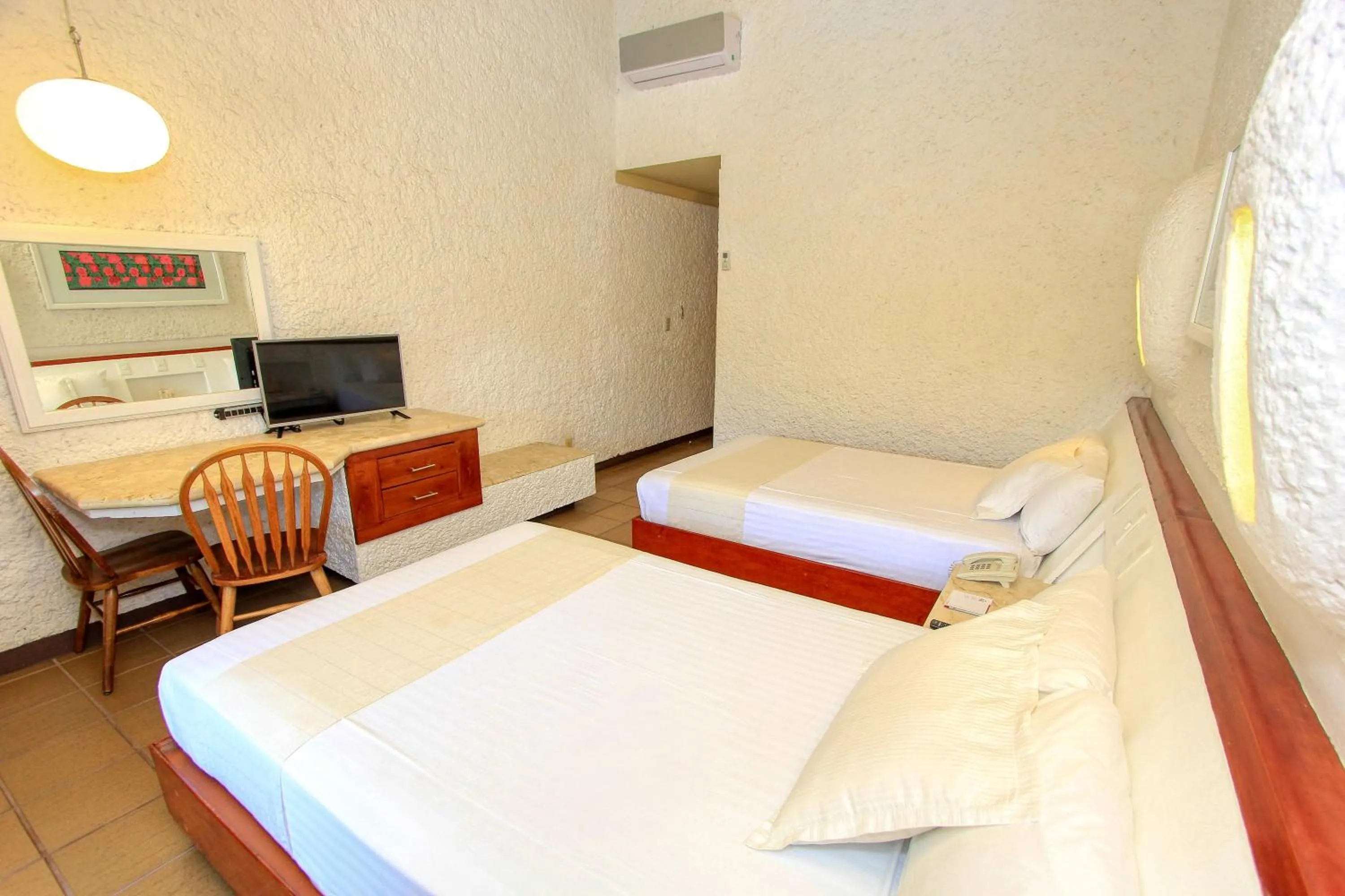 Photo of the whole room, Bed in Hotel Ciudad Real Palenque