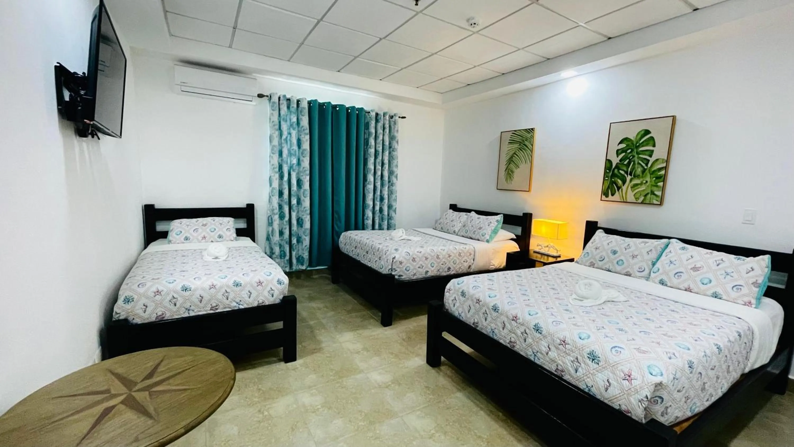 Photo of the whole room, Bed in Hotel Coronado Inn