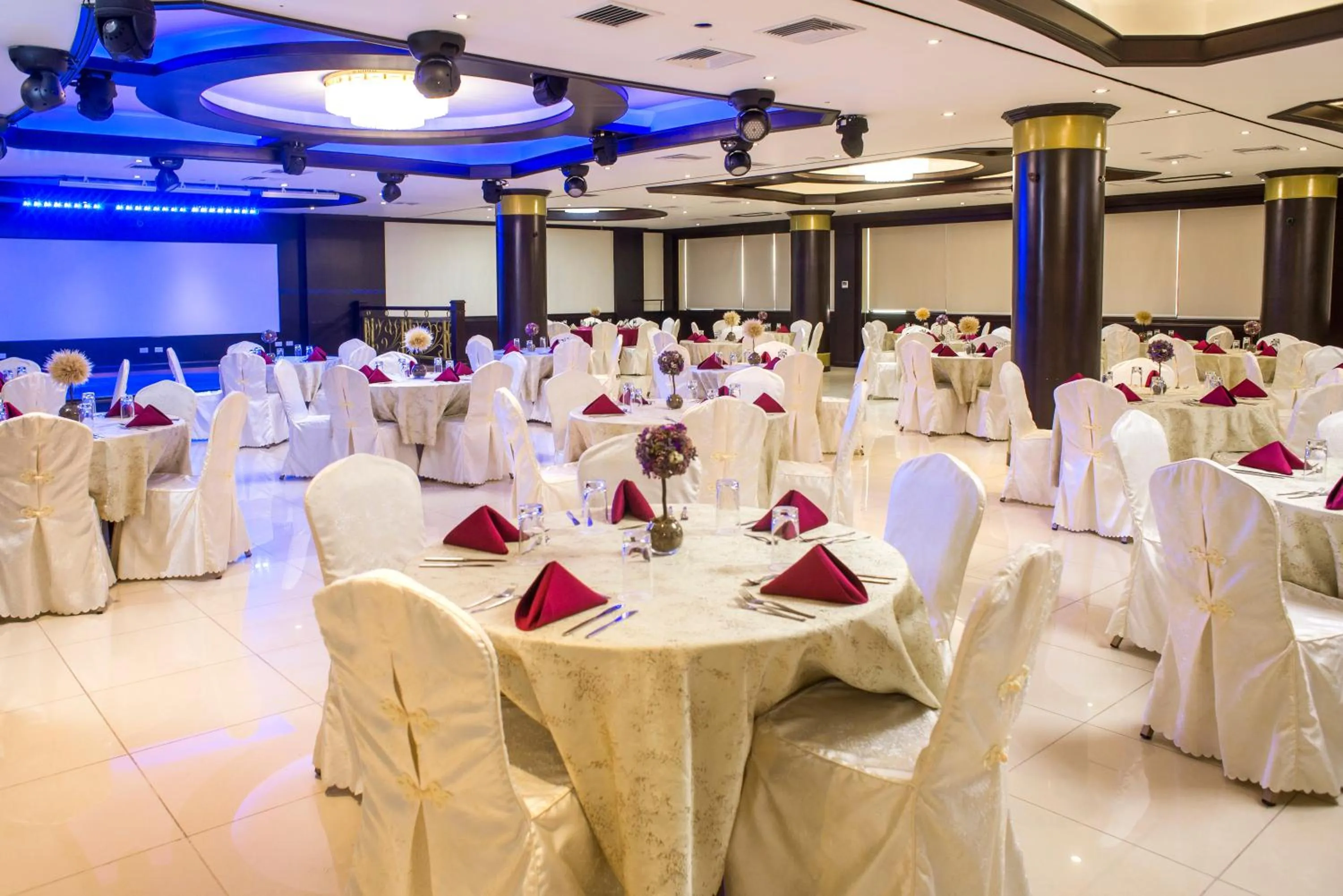 Restaurant/places to eat in Kingdom Hotel