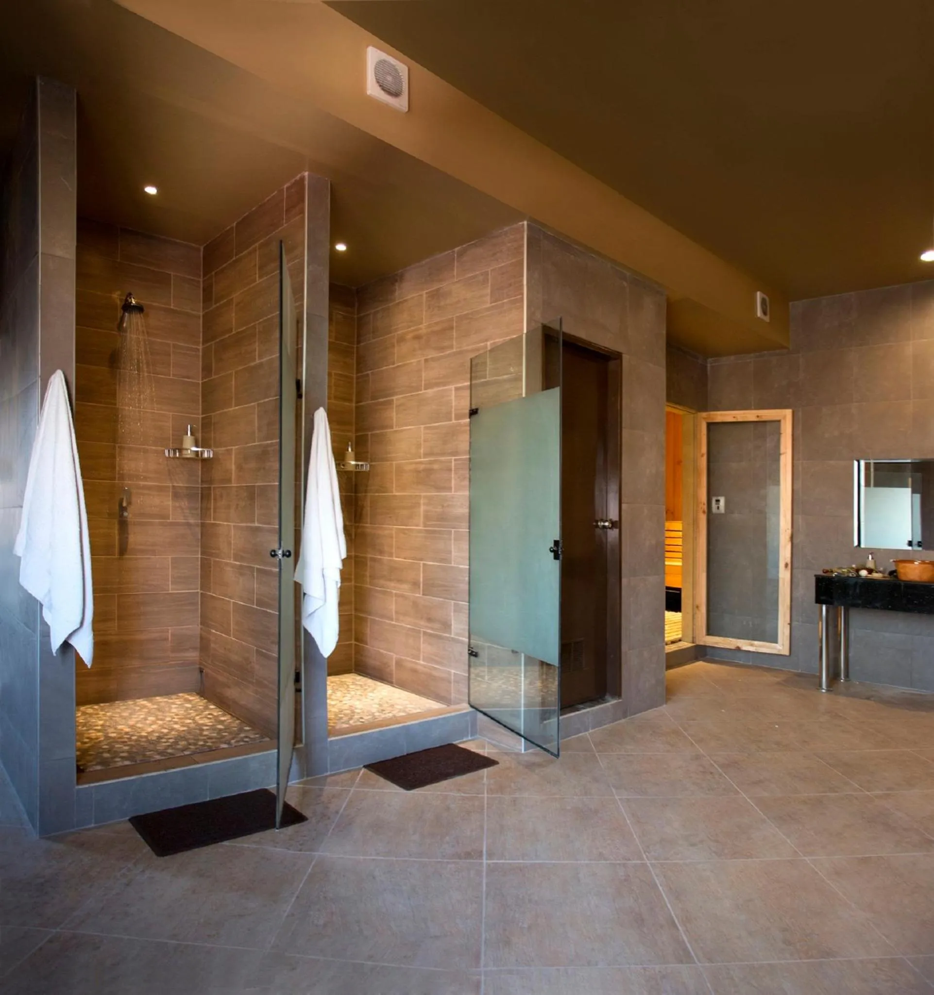 Shower in Kingdom Hotel