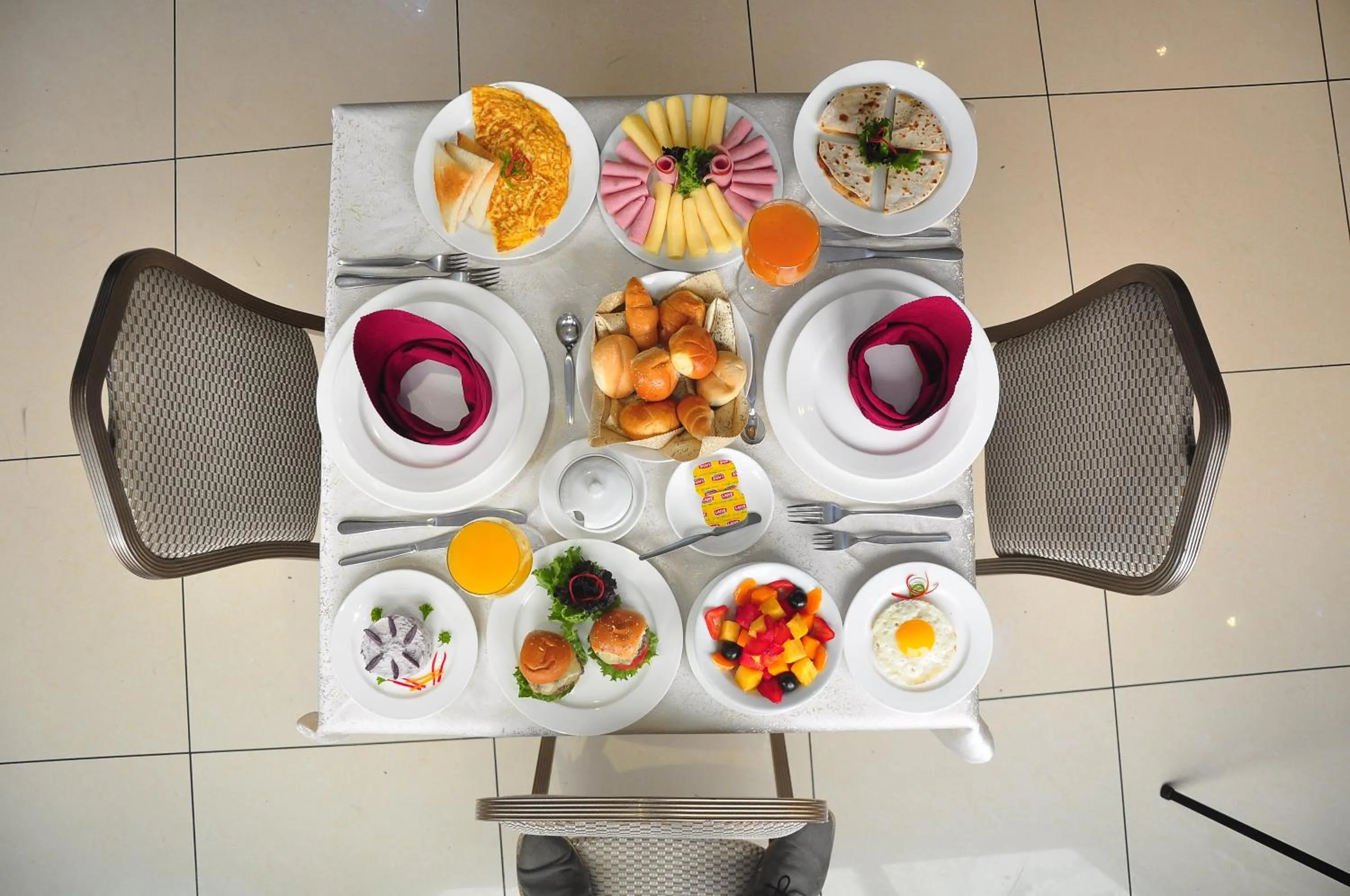 Restaurant/places to eat in Kingdom Hotel