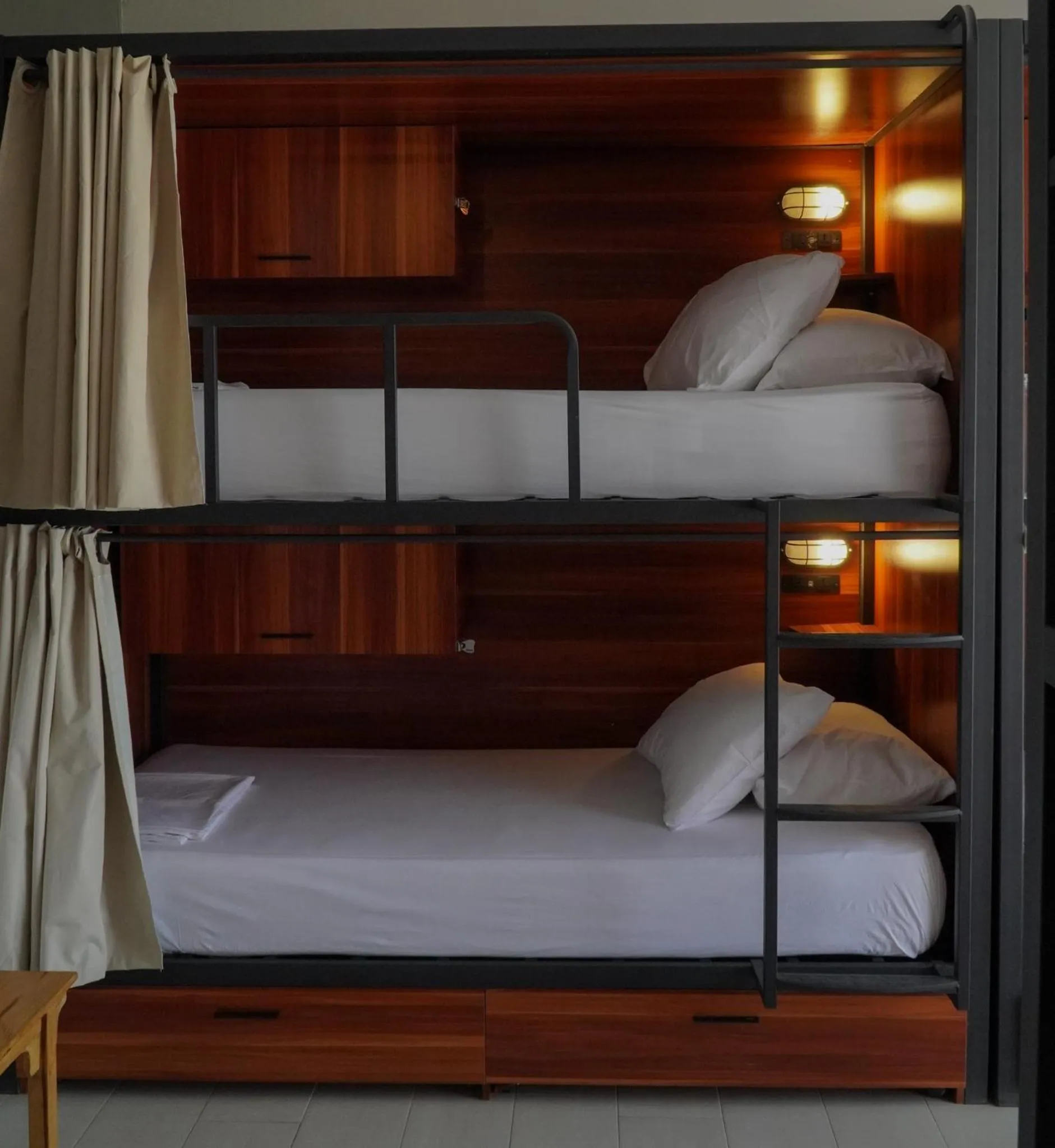 bunk bed, Bed in qema Mancora