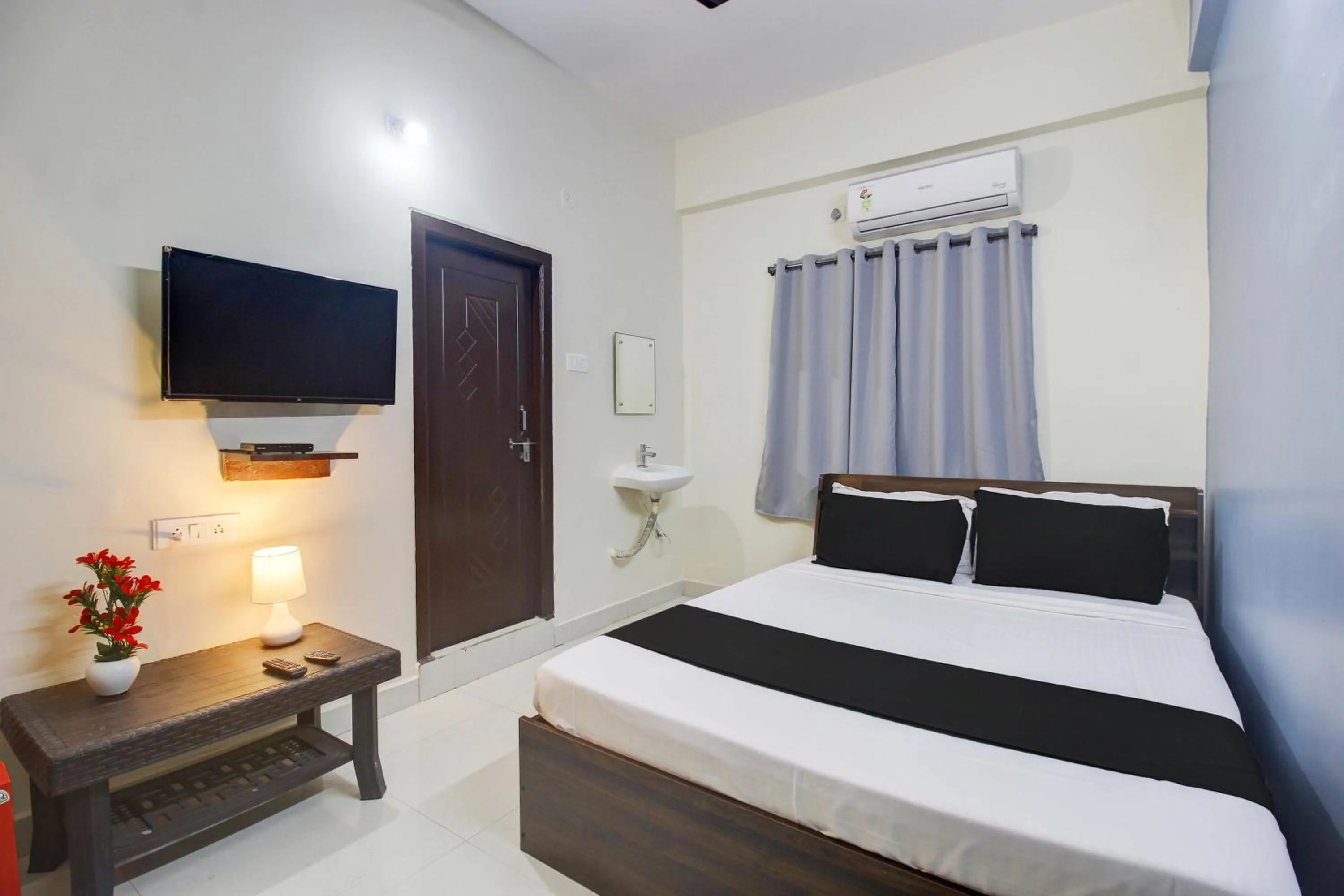 Bedroom, Bed in Hotel O REDDY'S GRAND LUXURY ROOMS