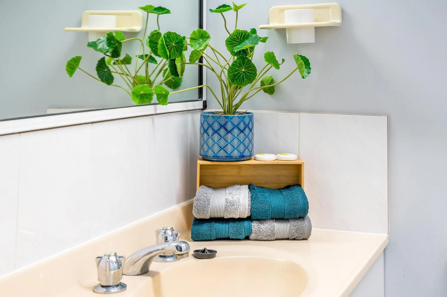 Decorative detail in Tropical Lodge