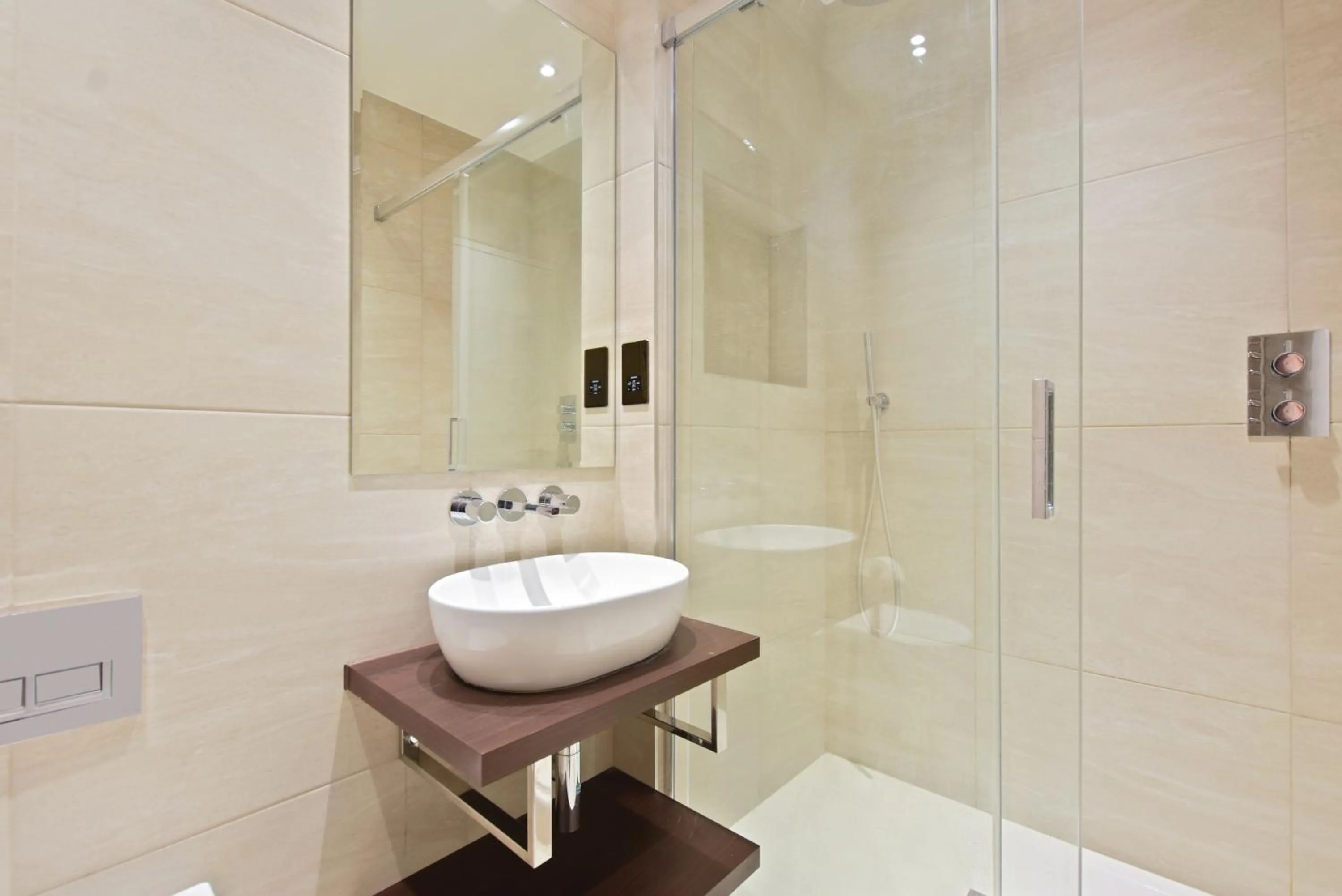 Bathroom in Vauxhall Bridge Road by Aeria Apartments