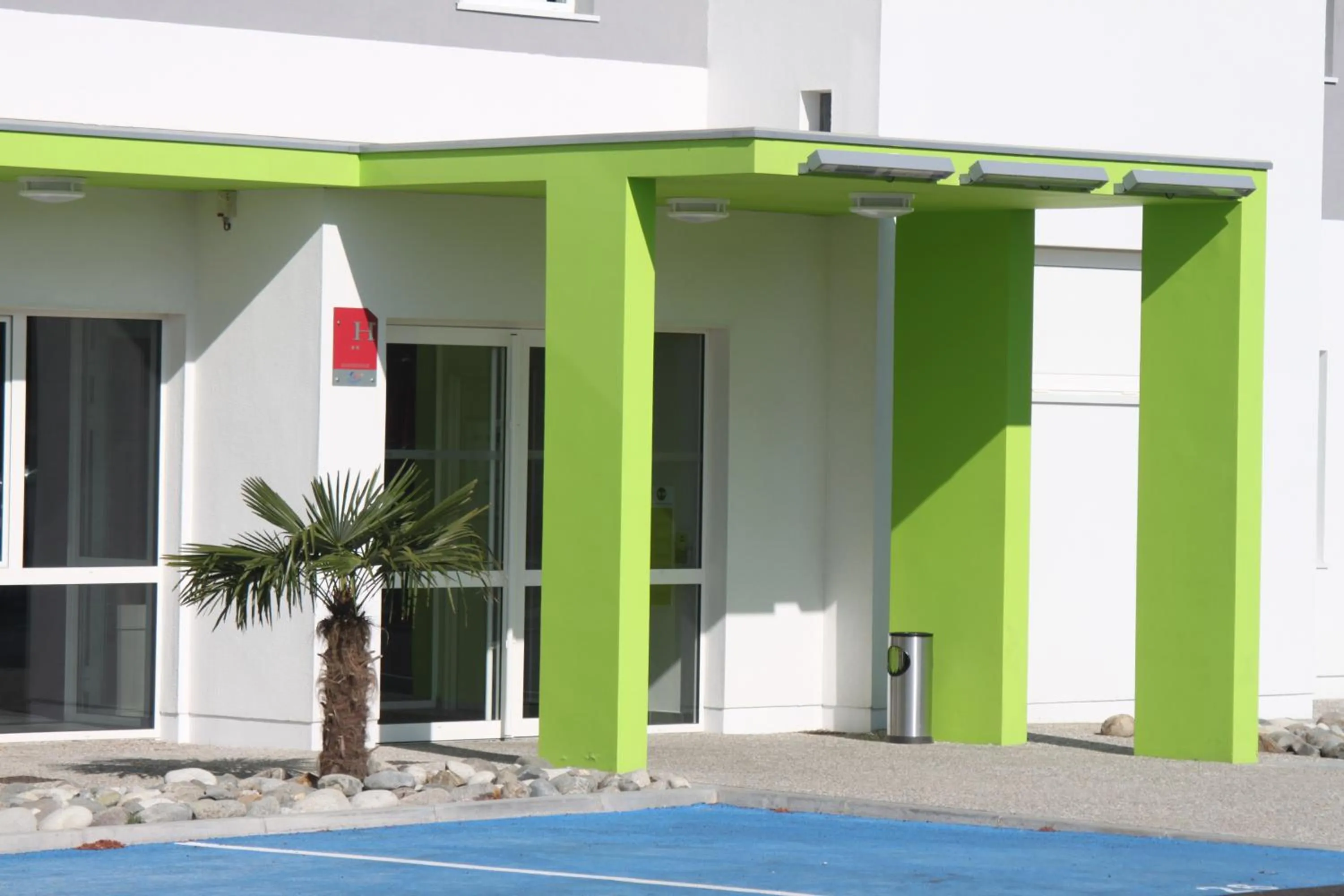 Facade/entrance in B&B HOTEL Mont-de-Marsan