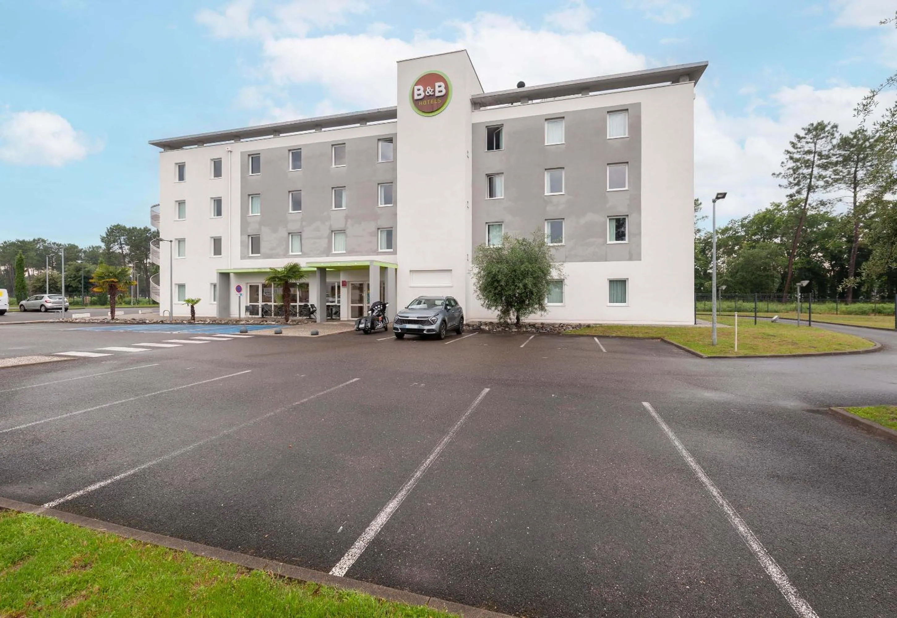 Property building in B&B HOTEL Mont-de-Marsan