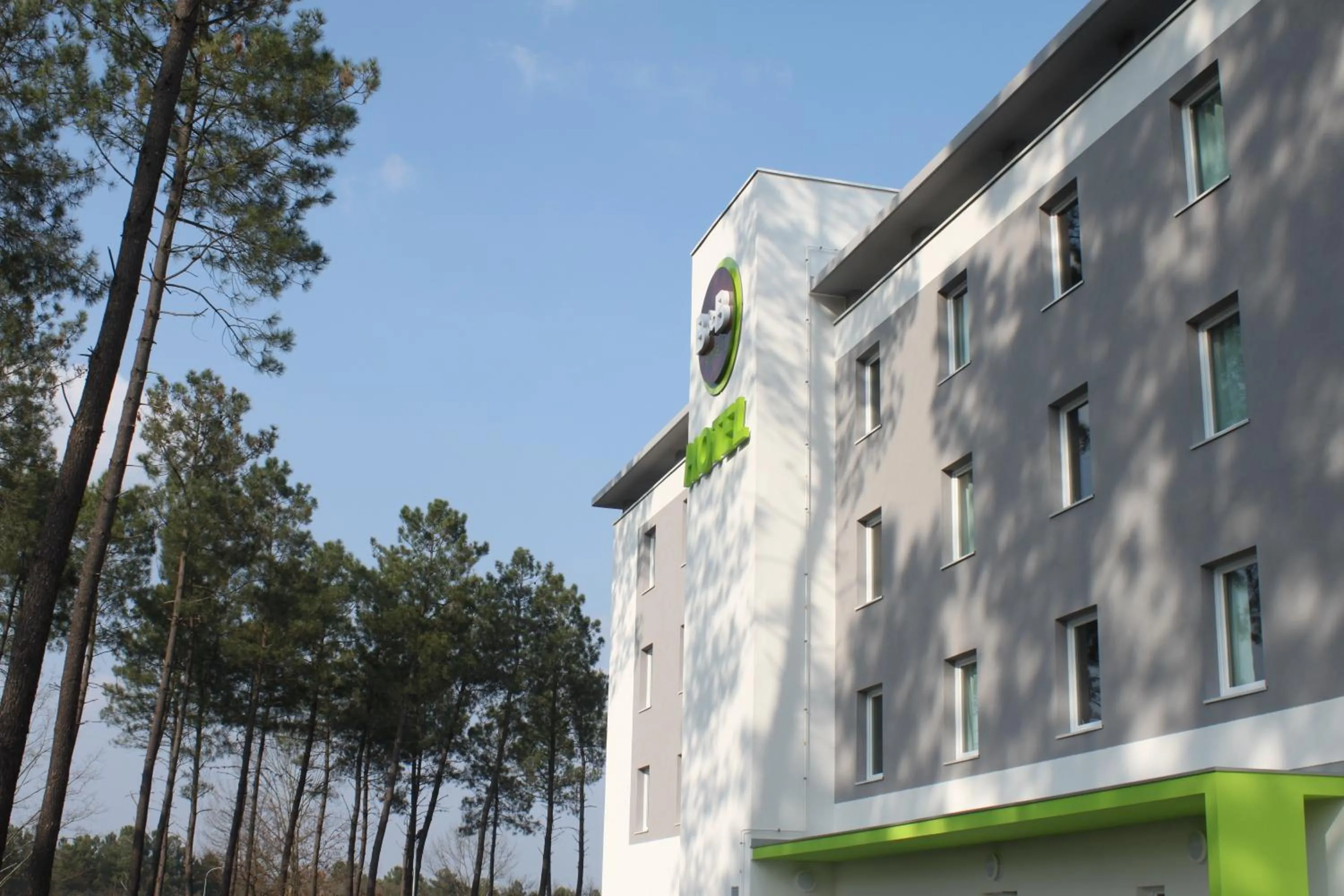 Facade/entrance in B&B HOTEL Mont-de-Marsan