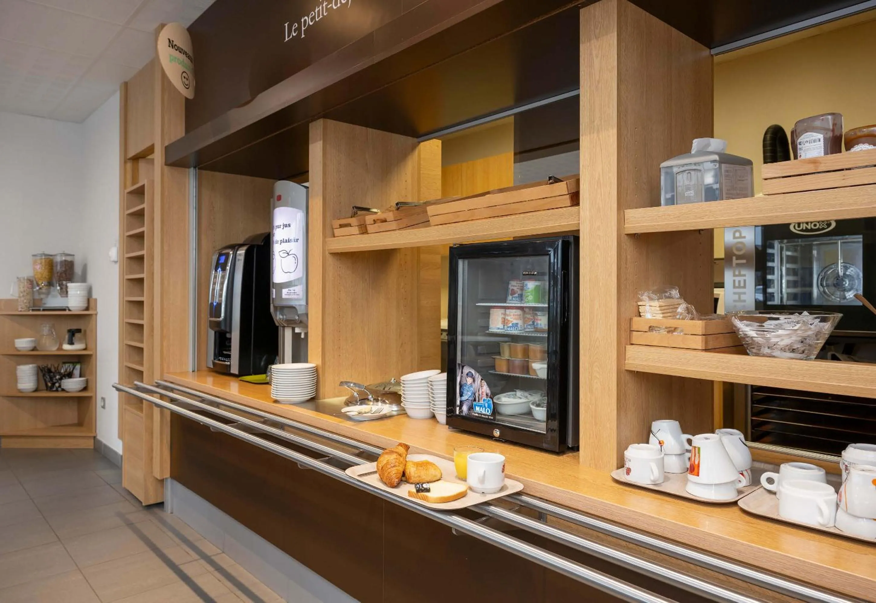 Buffet breakfast in B&B HOTEL Mont-de-Marsan