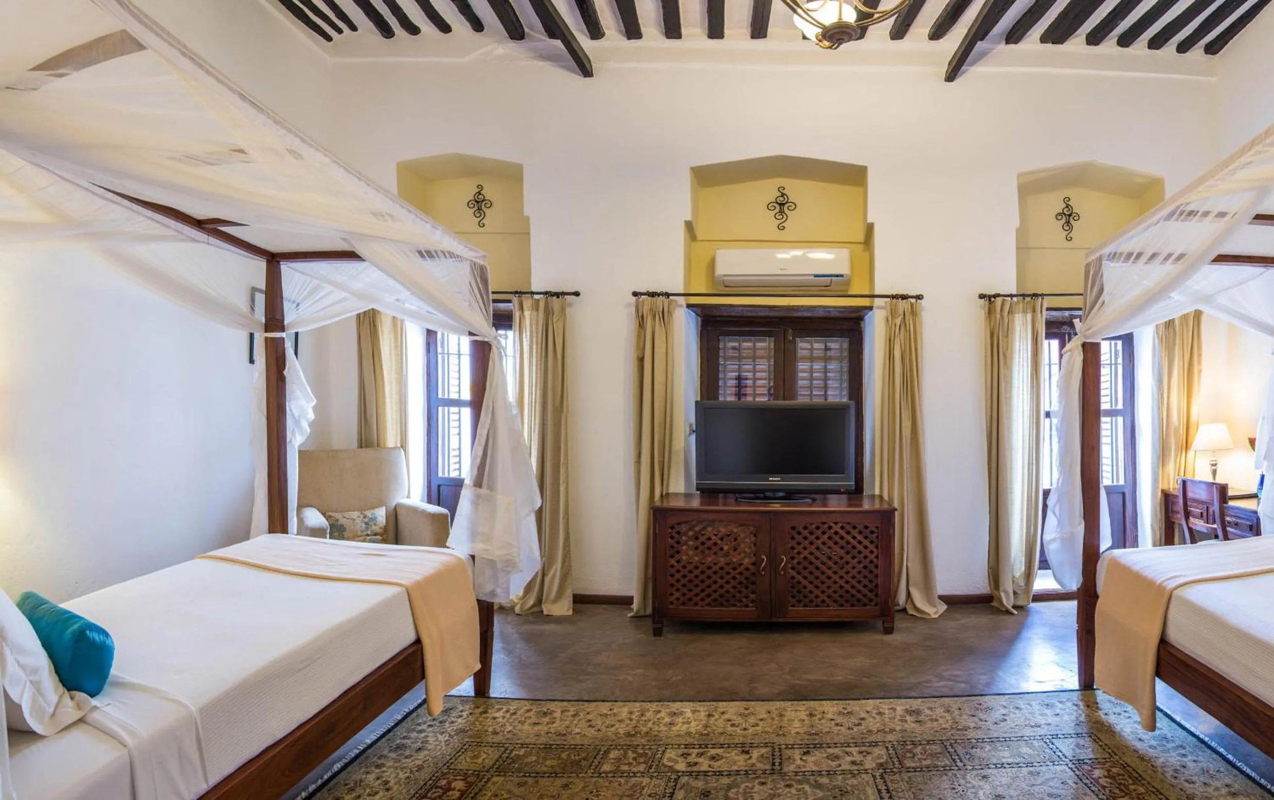 Photo of the whole room, Bed in Kisiwa House