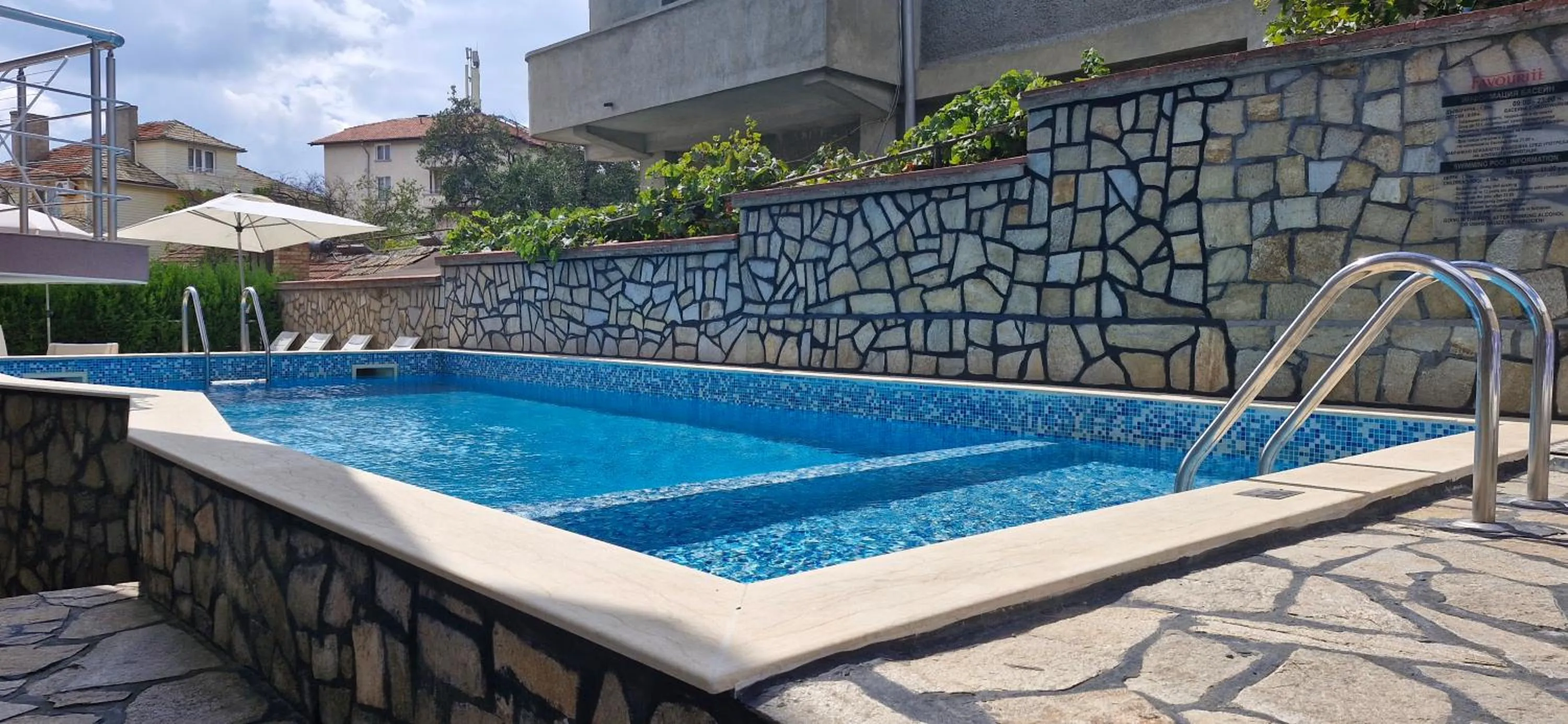 Swimming pool in Family hotel Favourite