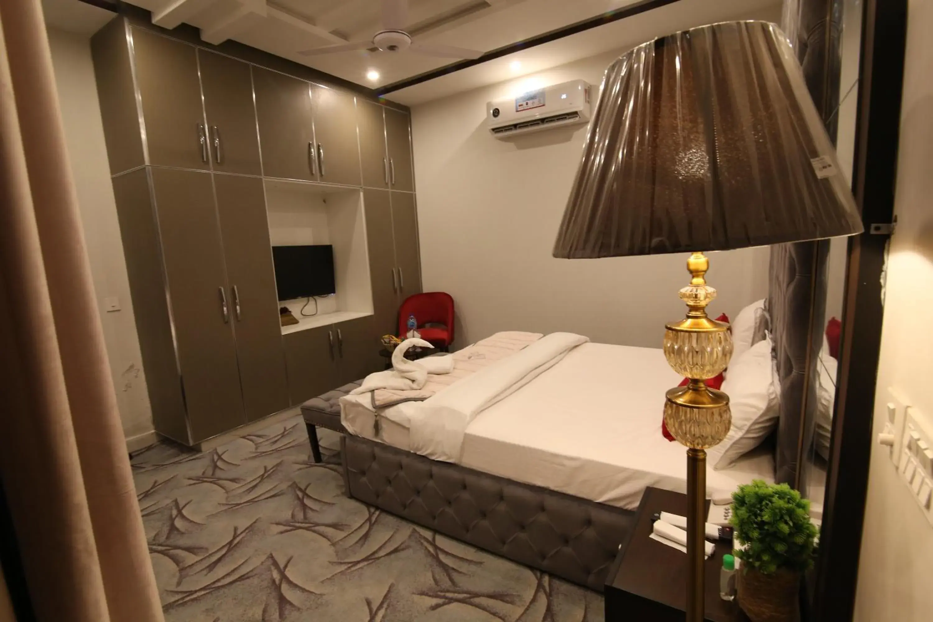 Superior King Room in Cuzzy Inn Hotel Superior King Room in Cuzzy Inn Hotel