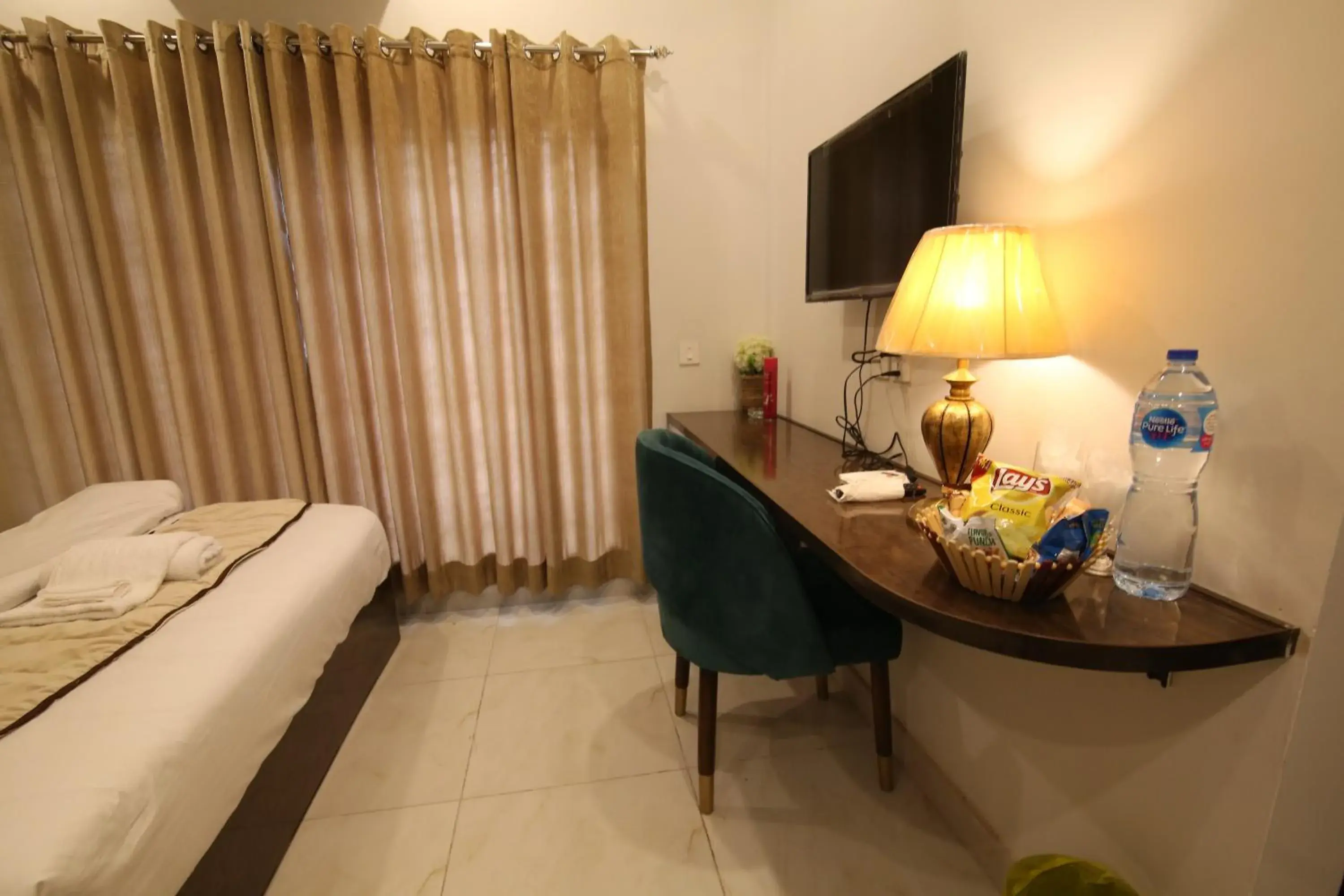 Deluxe Queen Room in Cuzzy Inn Hotel Deluxe Queen Room in Cuzzy Inn Hotel