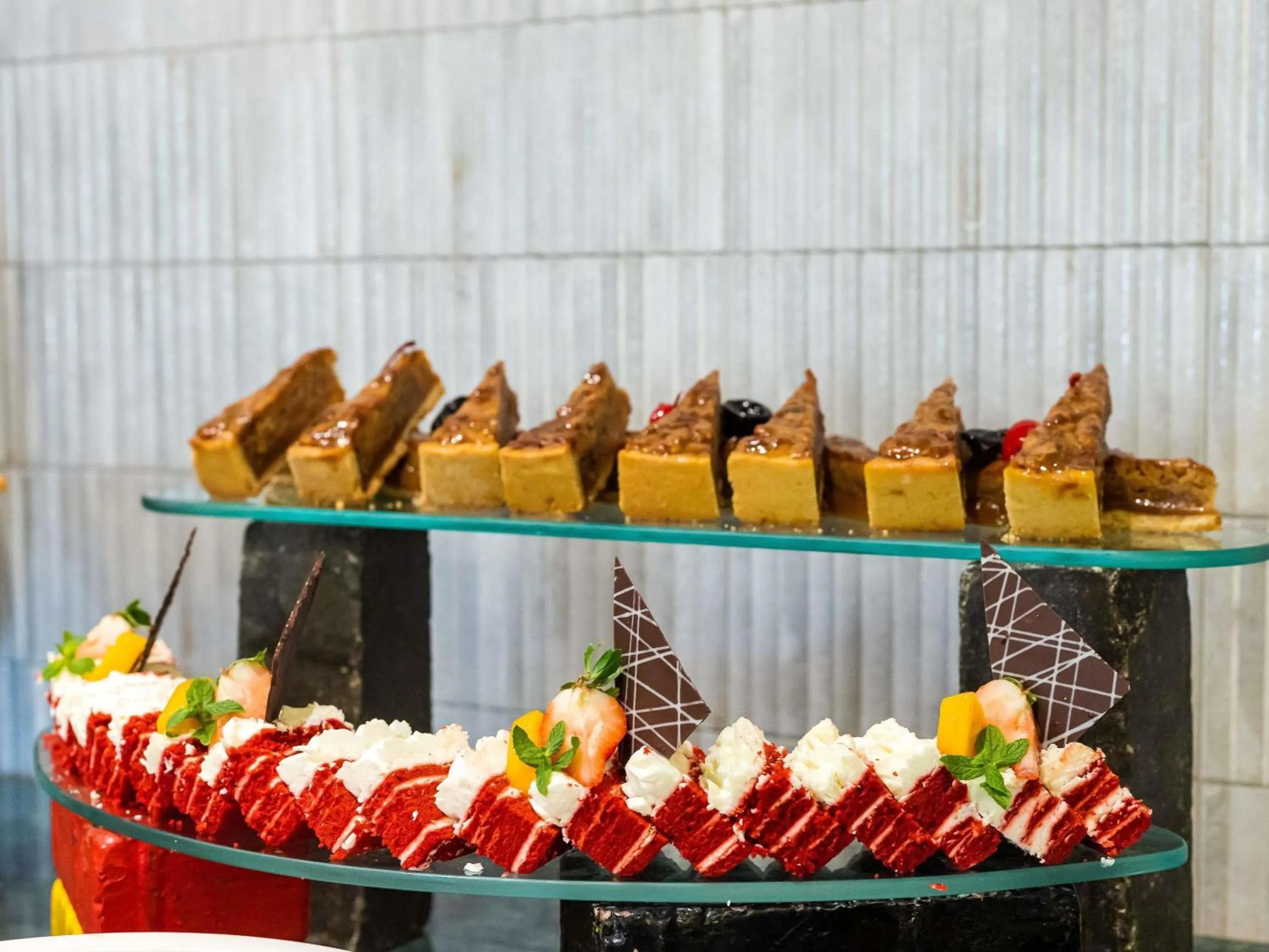 Restaurant/places to eat in Mövenpick Ambassador Hotel Accra