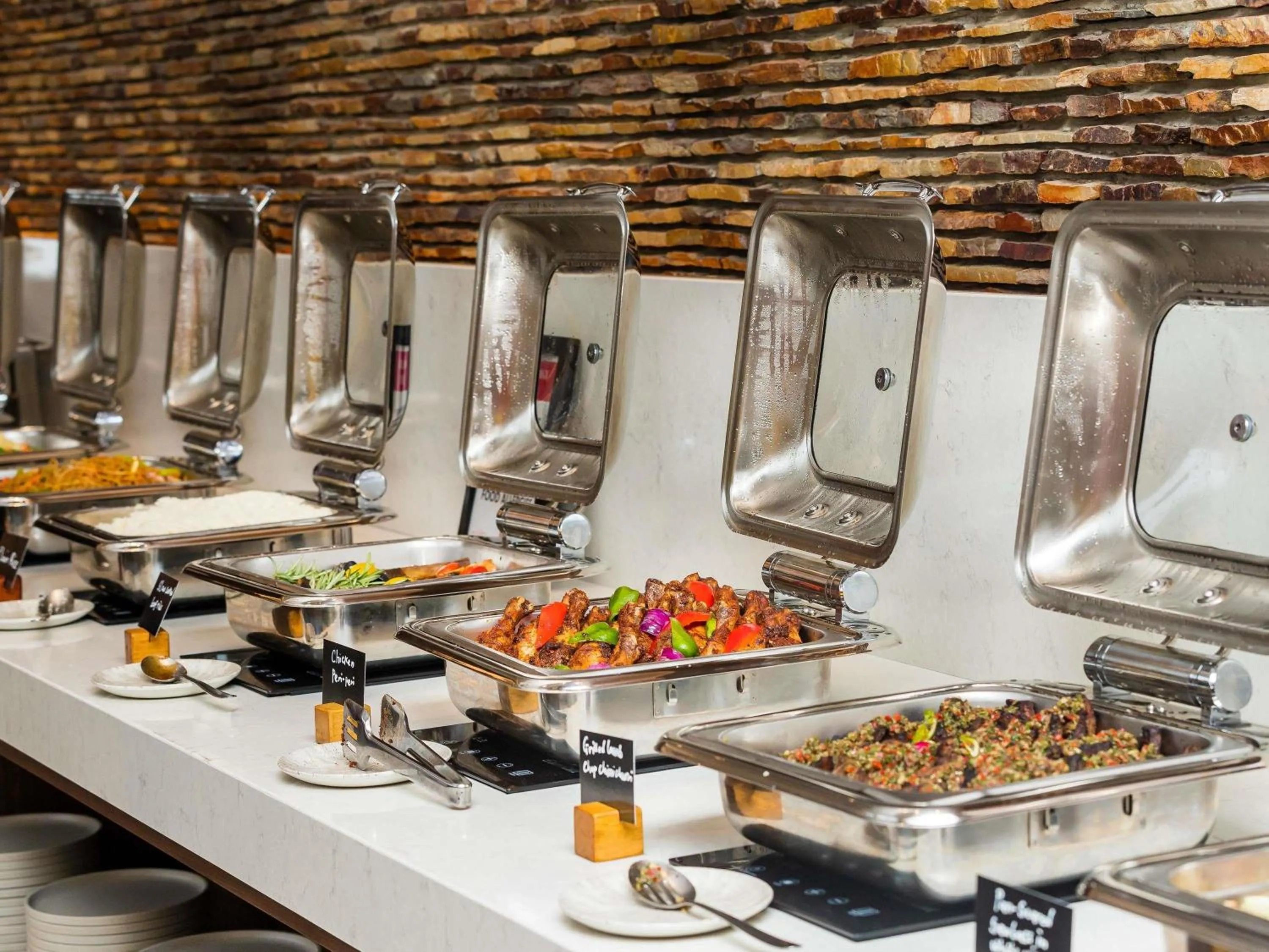 Restaurant/places to eat in Mövenpick Ambassador Hotel Accra