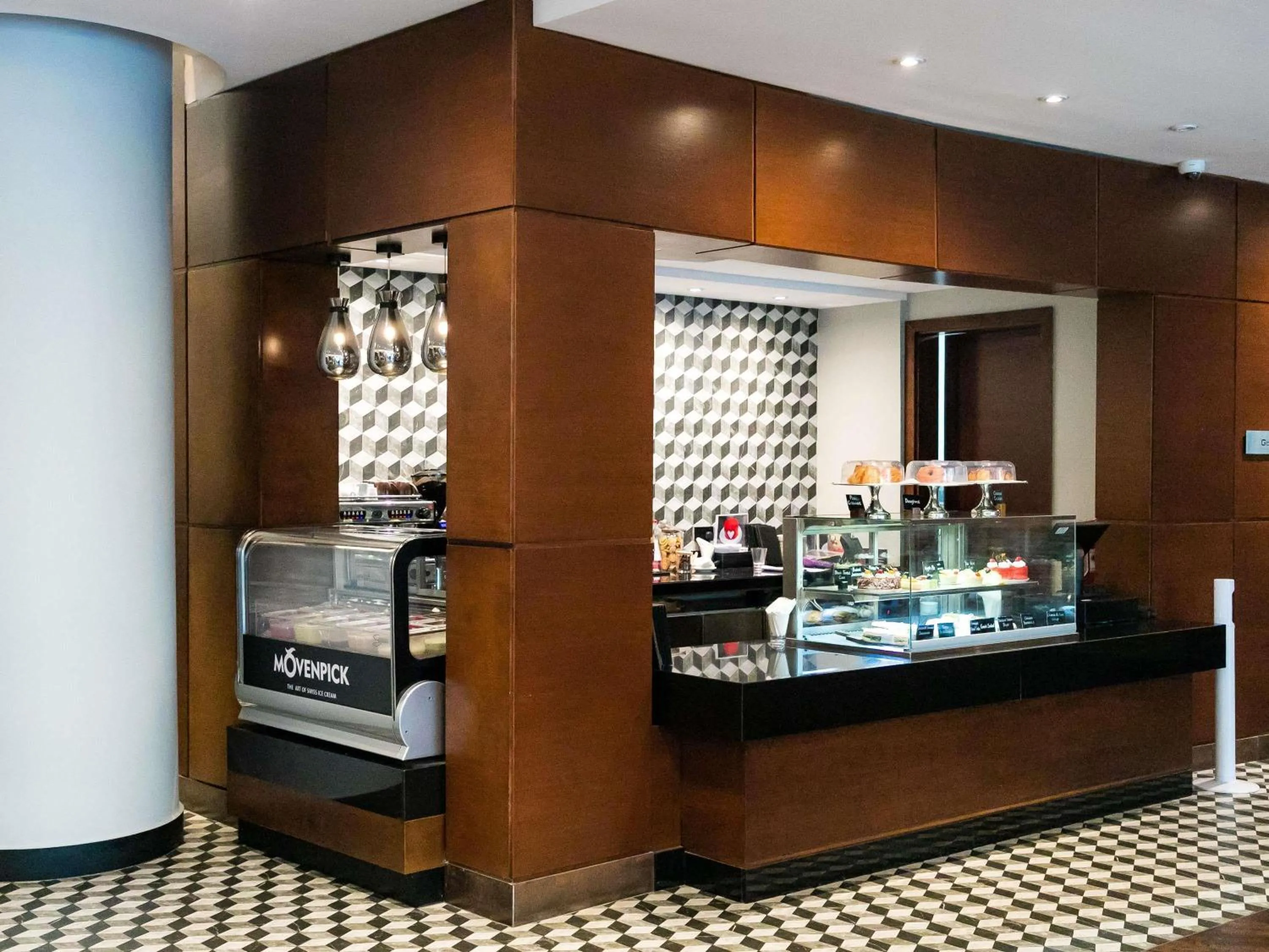 Lounge or bar in Mövenpick Ambassador Hotel Accra