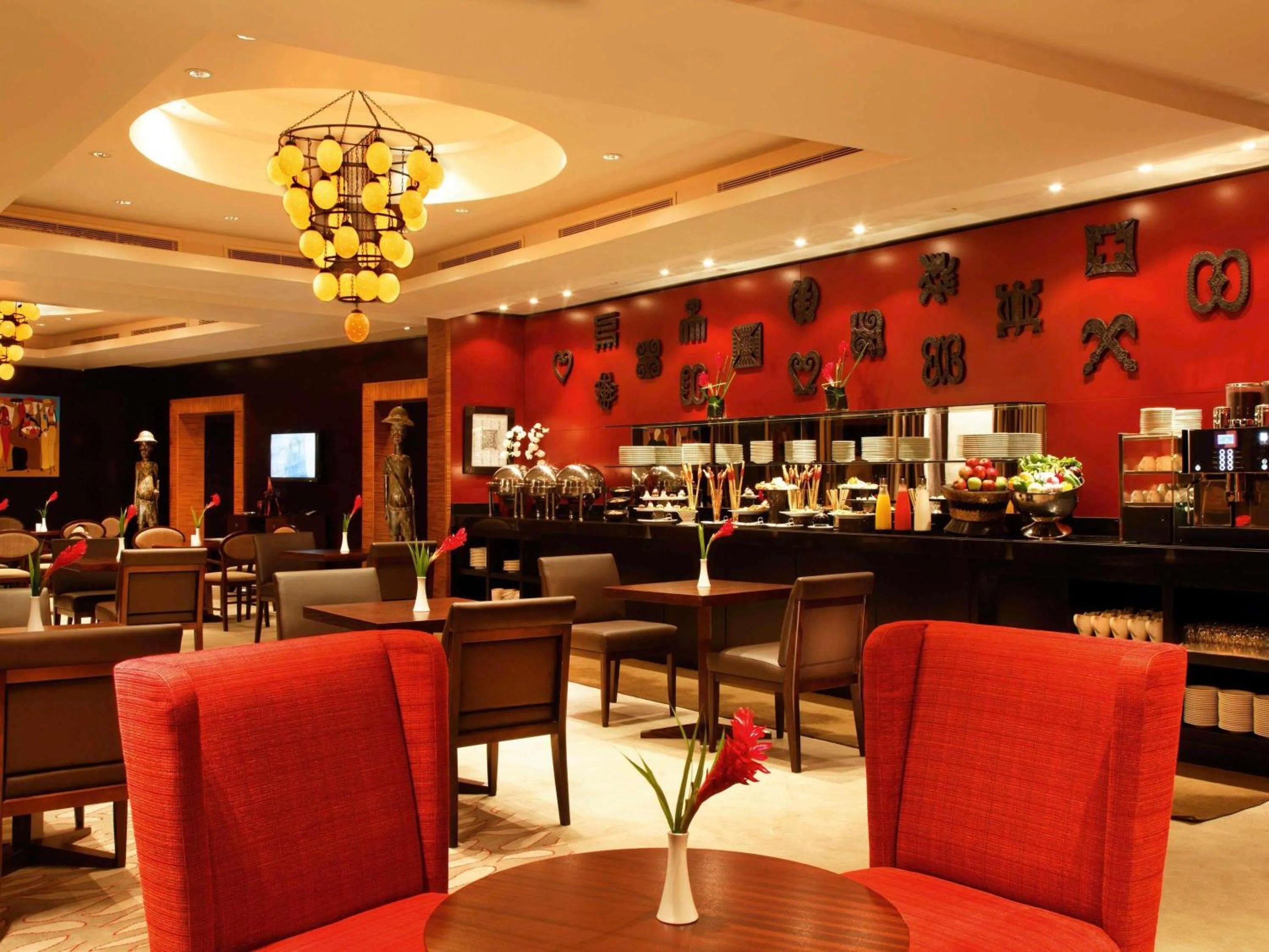 Lounge or bar in Mövenpick Ambassador Hotel Accra