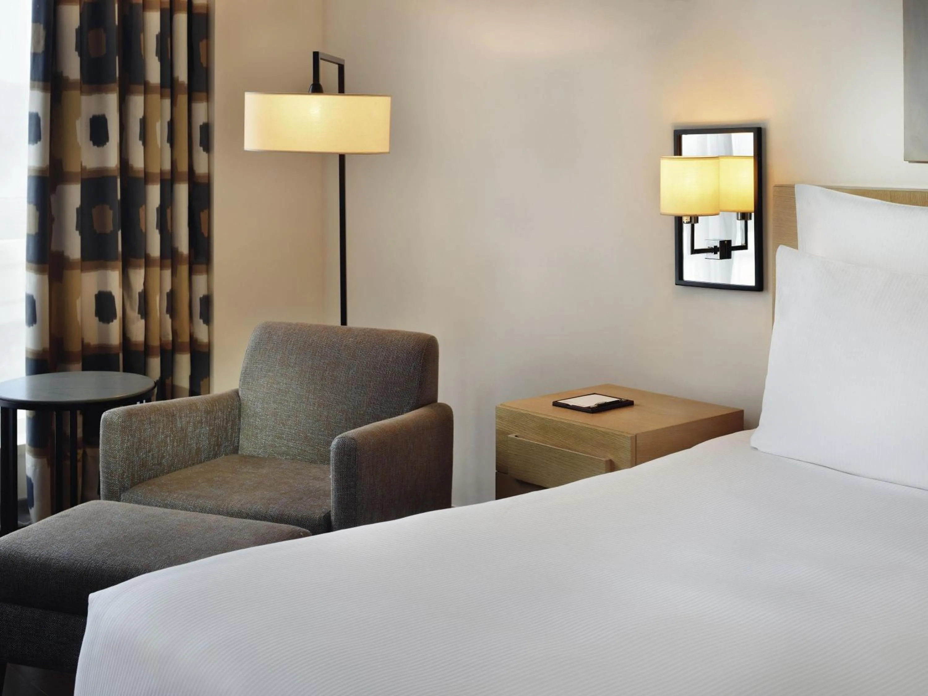 Bedroom, Bed in Mövenpick Ambassador Hotel Accra