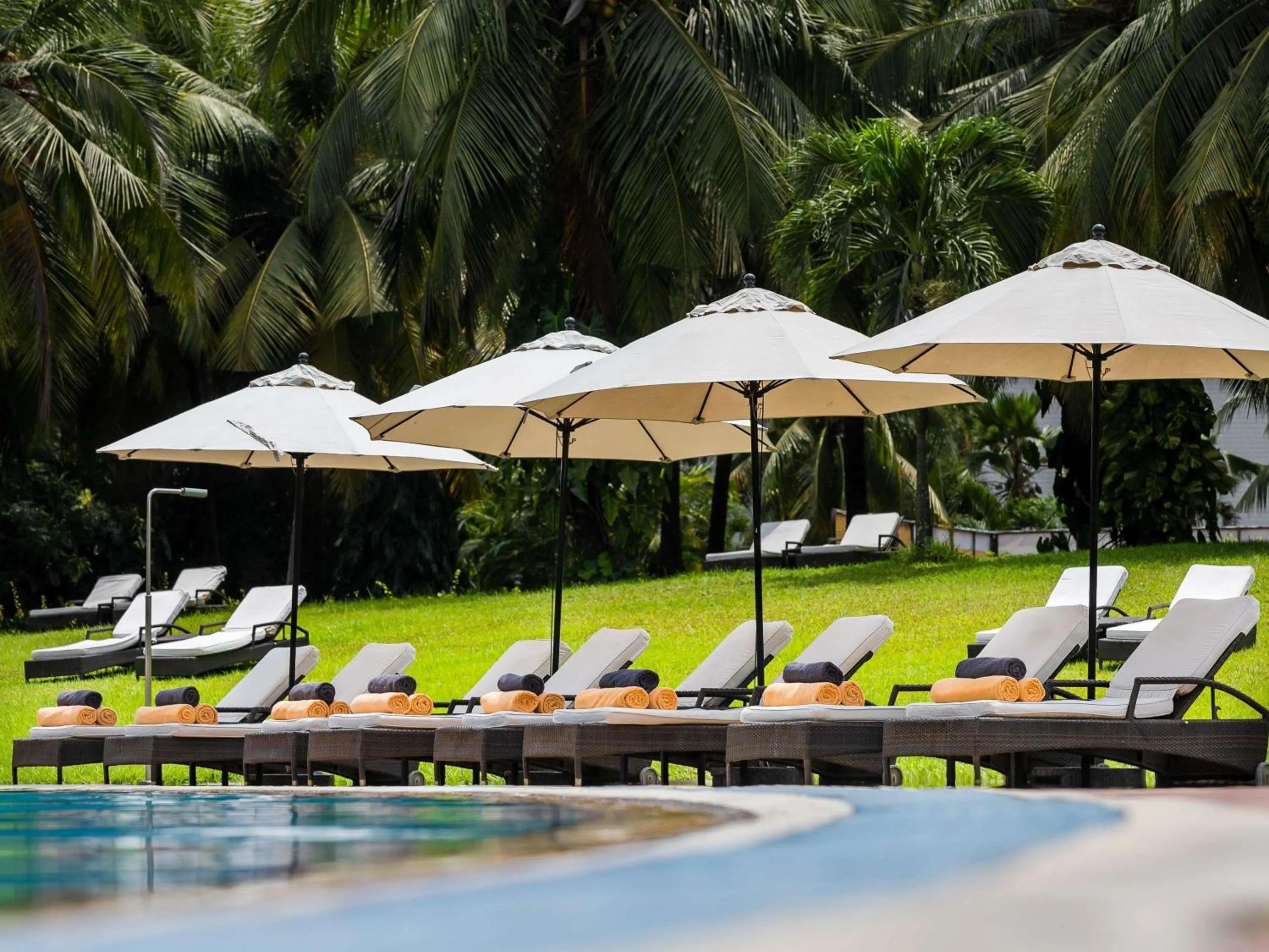 Lounge or bar in Mövenpick Ambassador Hotel Accra