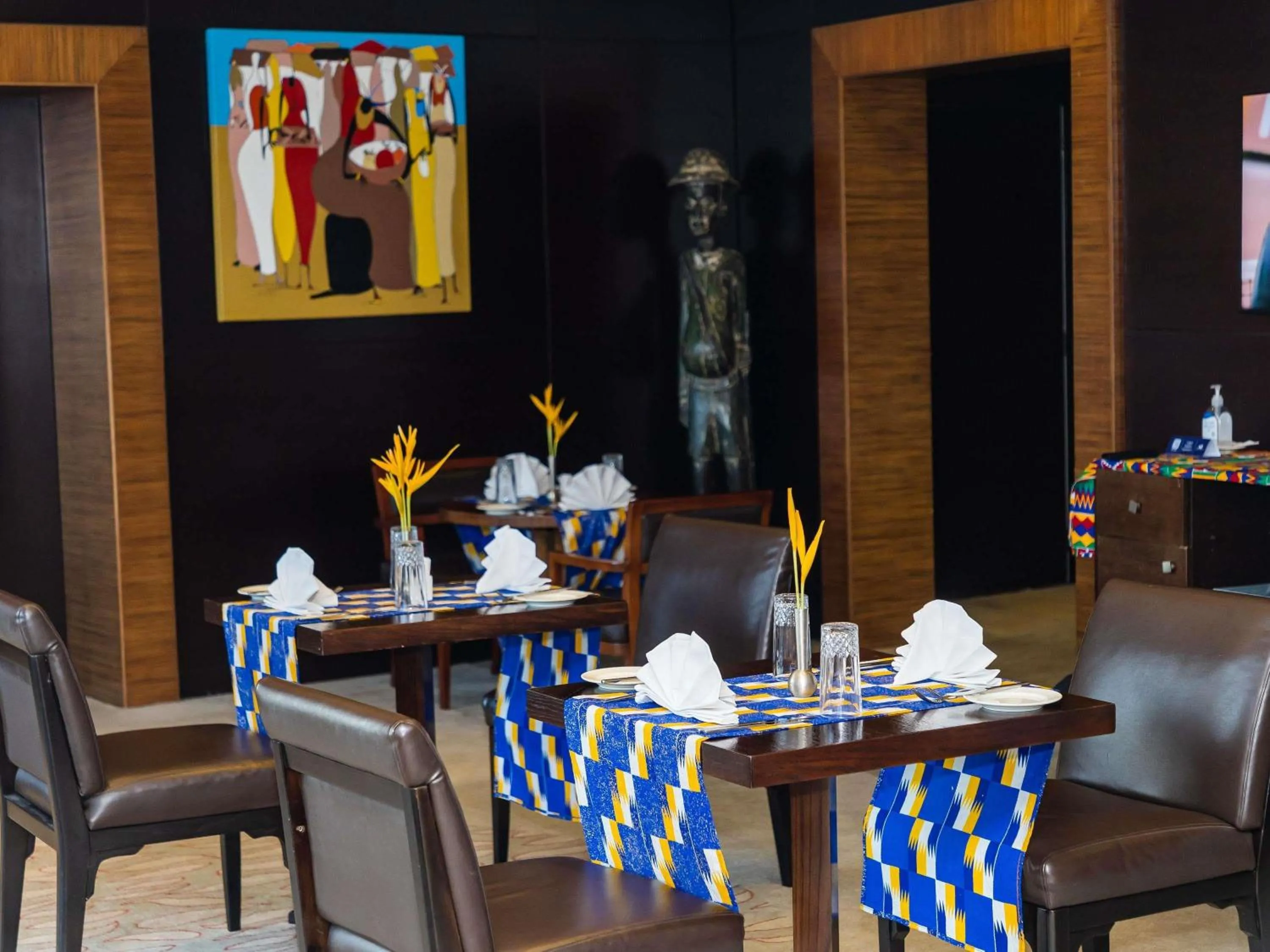 Lounge or bar in Mövenpick Ambassador Hotel Accra