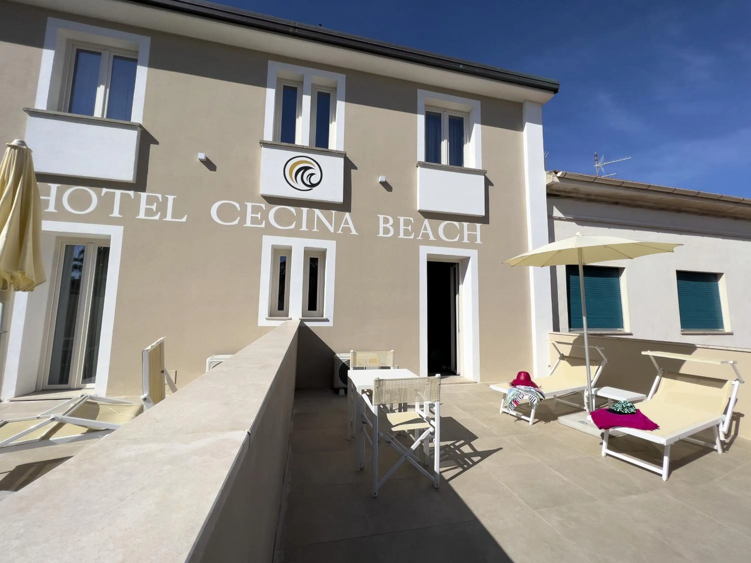 Facade/entrance in Hotel Cecina Beach