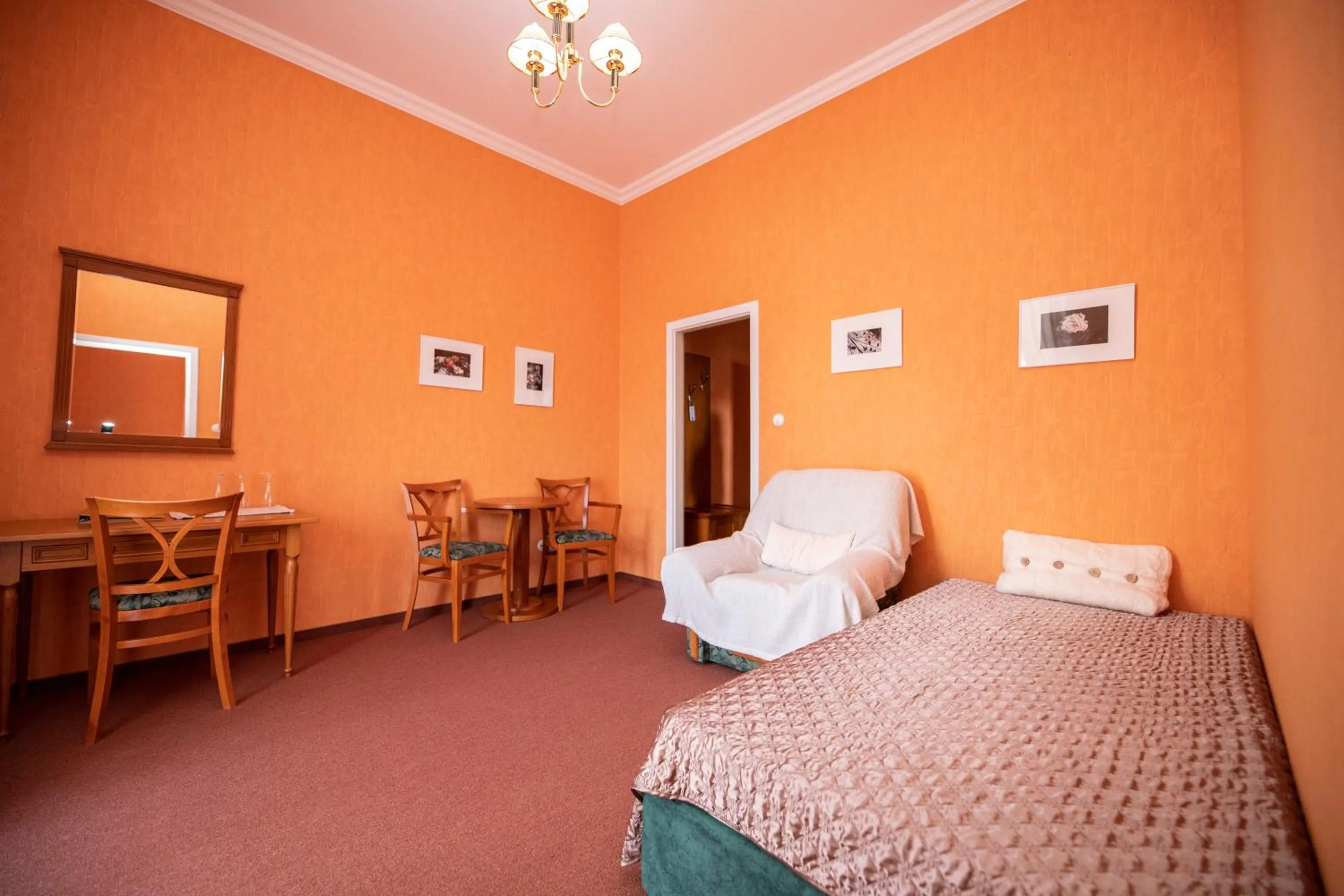 Living room, Bed in ROMANTIK HOTEL ELEONORA